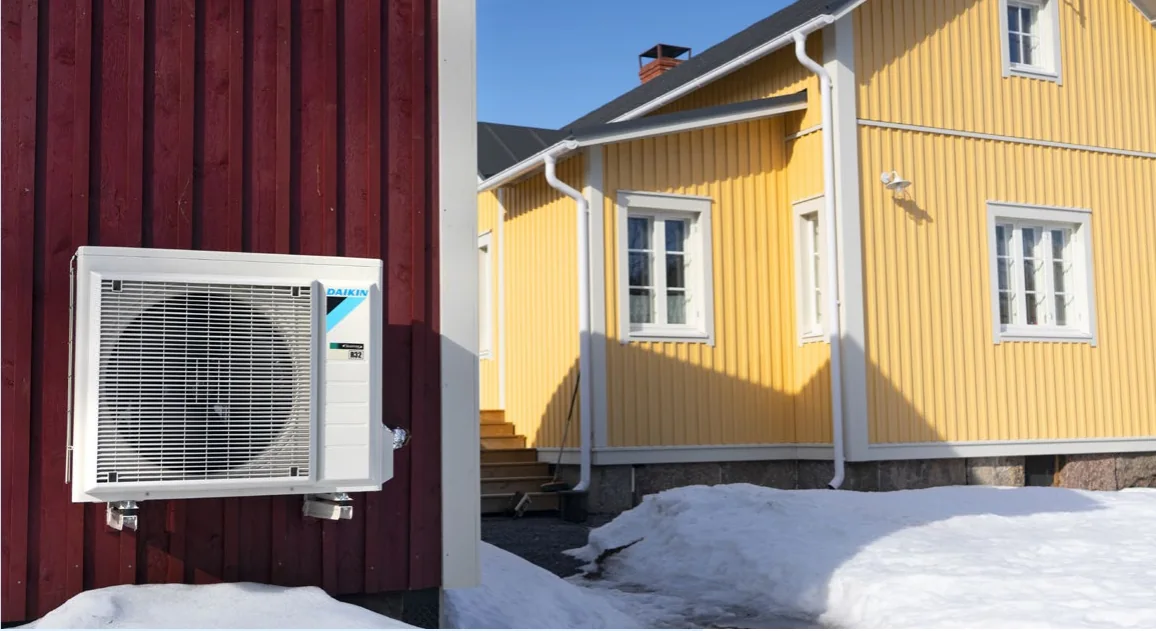 Daikin Altherma 3 R -ilma-vesilämpöpumpun ulkoyksikkö talviasennuksessa