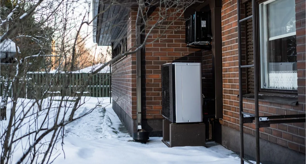 Daikin Altherma 3 H -ilma-vesilämpöpumpun ulkoyksikkö talviasennuksessa