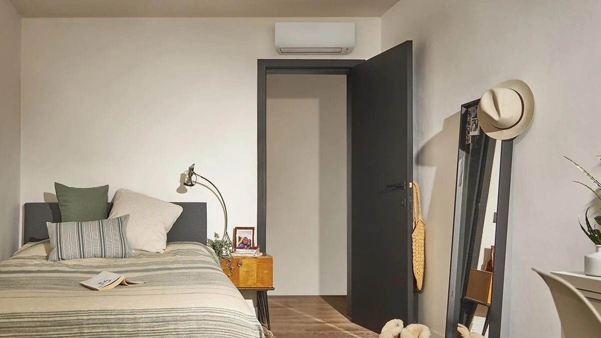 Daikin Comfora N -ilmalämpöpumppu kodin seinällä