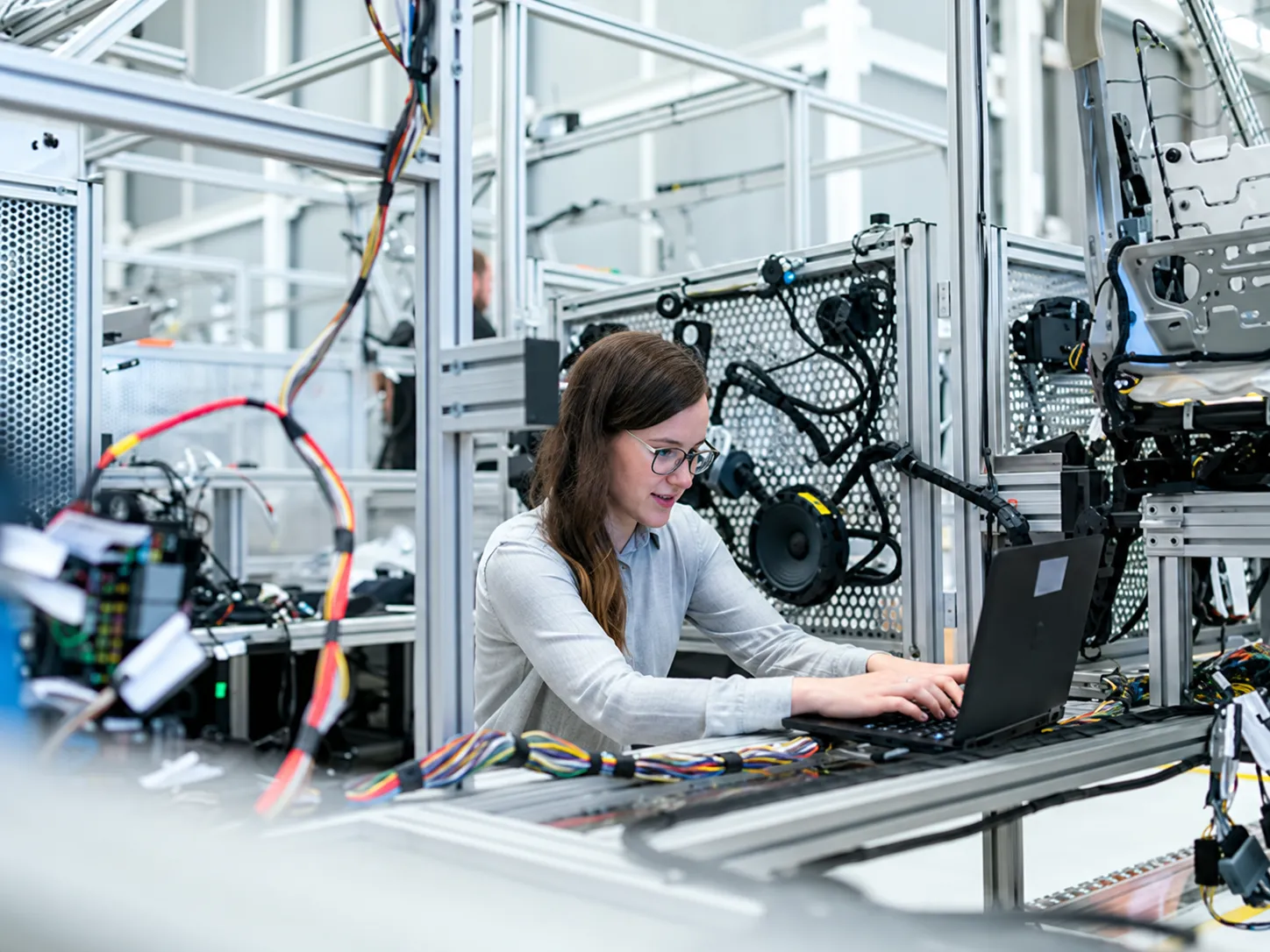Maschinen- und Anlagenbau: Ingenieurin bei der Inbetriebnahme einer Anlage