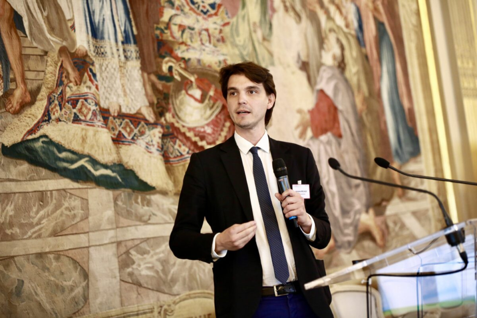 Photo d'Antoine Micaud lors d'une conférence en costume