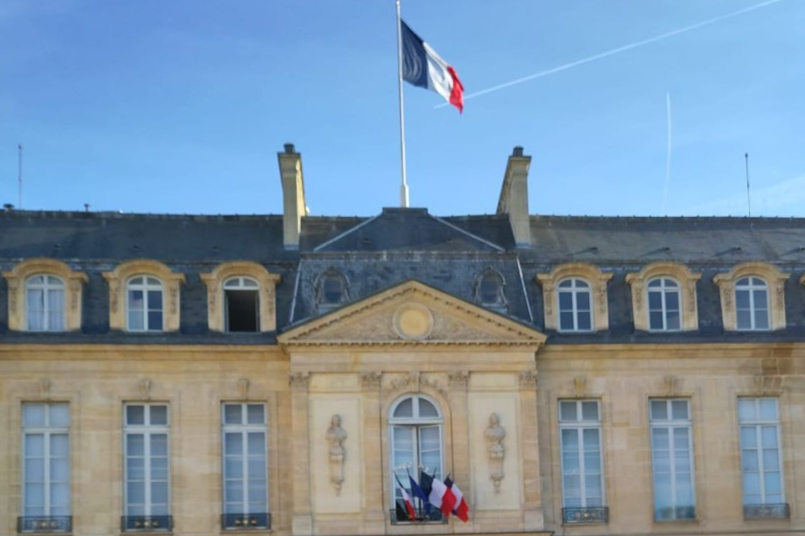 Photo d'Antoine Micaud lors d'une conférence en costume