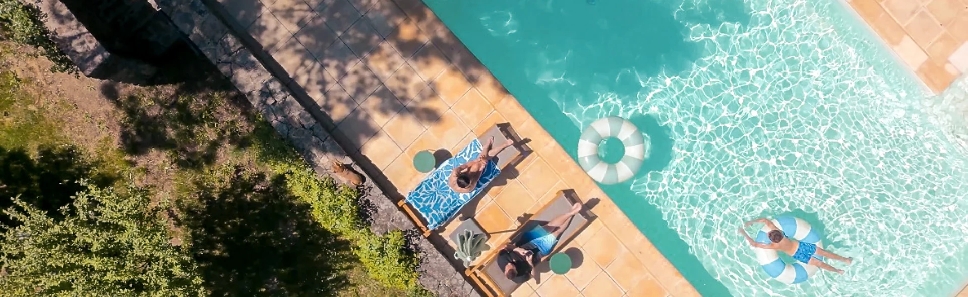 Piscine dans la nature aux Cabanes de Salagnac