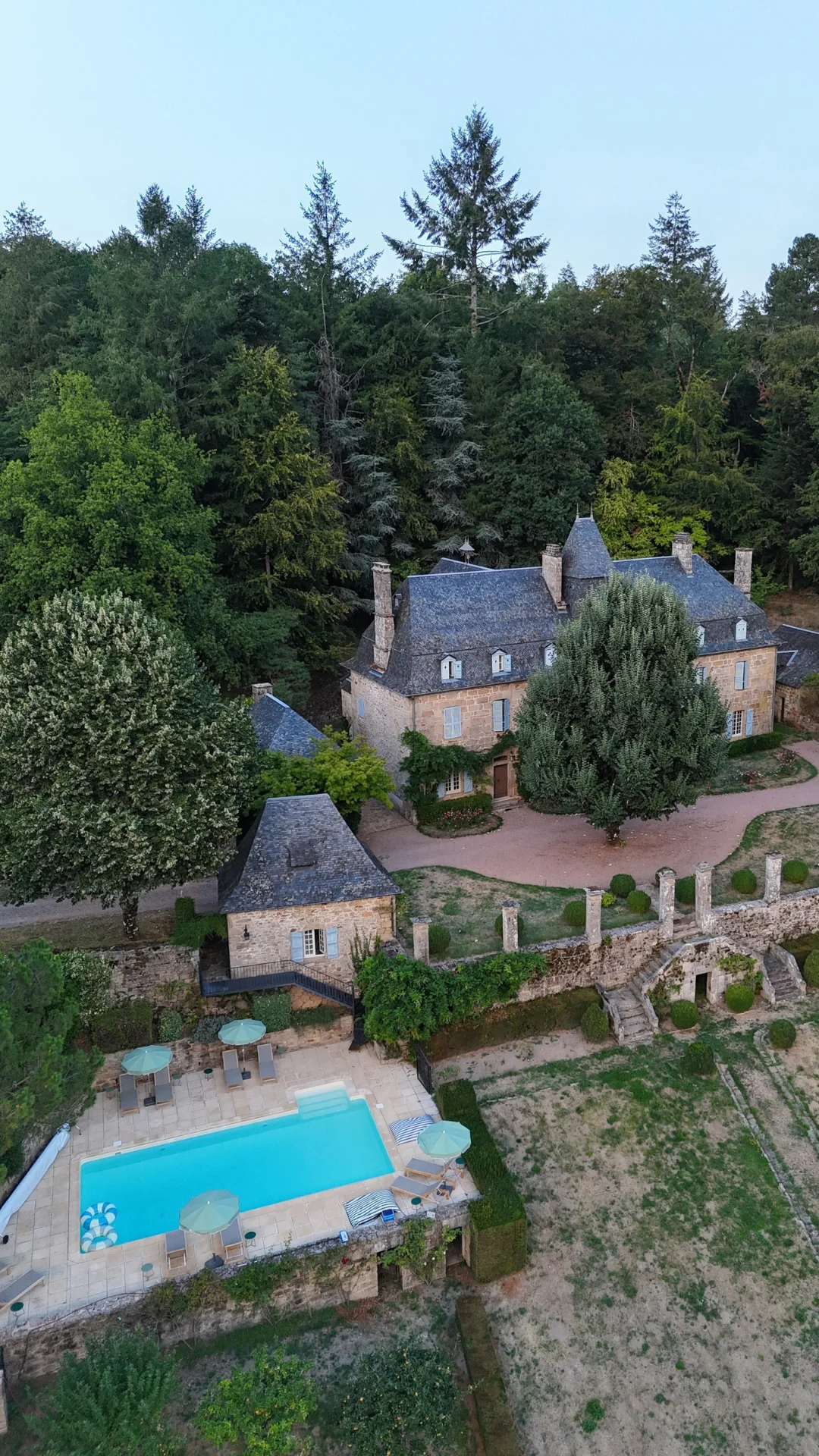 Le Cottage est situé juste à côté de la piscine du domaine