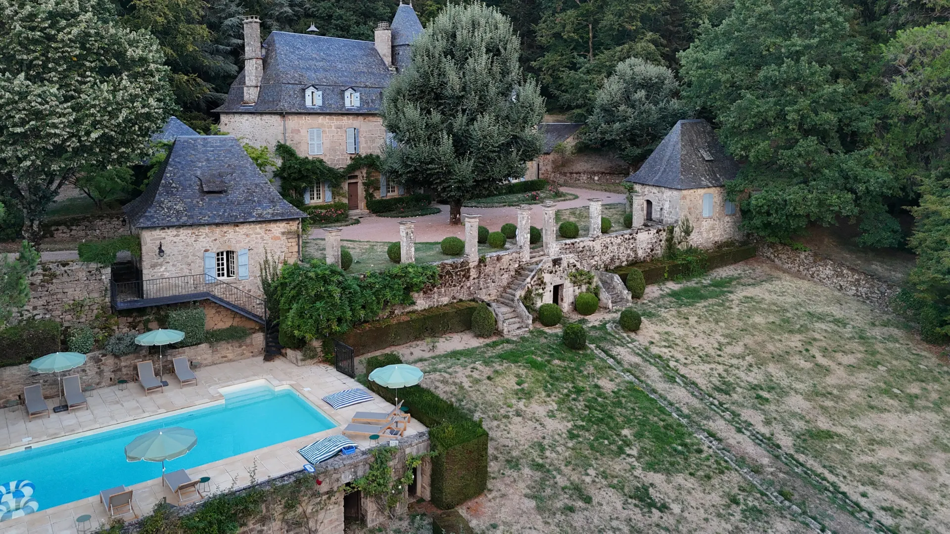 Le Cottage est situé à côté de la piscine du domaine