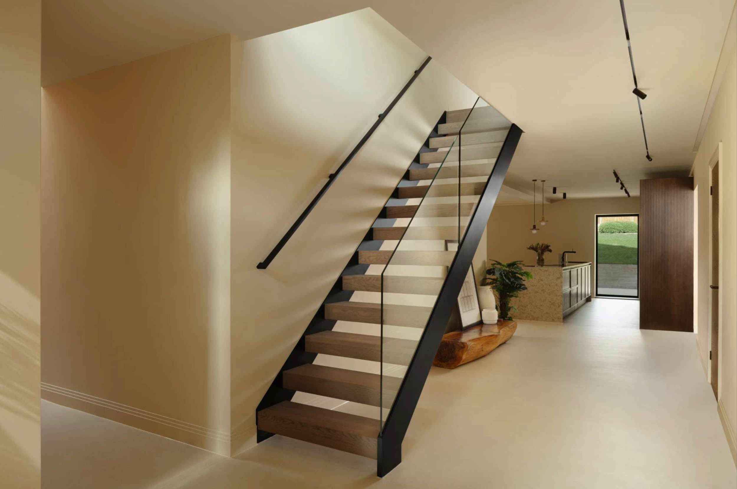 We've taken a timeless classic and given it a contemporary twist. With a subtle nod to tradition, the 'Carbon' staircase blends the past and future through a striking contrast of materials. It’s the perfect harmony of traditional design and modern aesthetic.