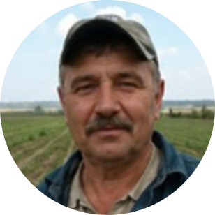 Чоловік п'ятидесяти років на фоні поле