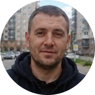 Задоволений чоловік на міському фоні