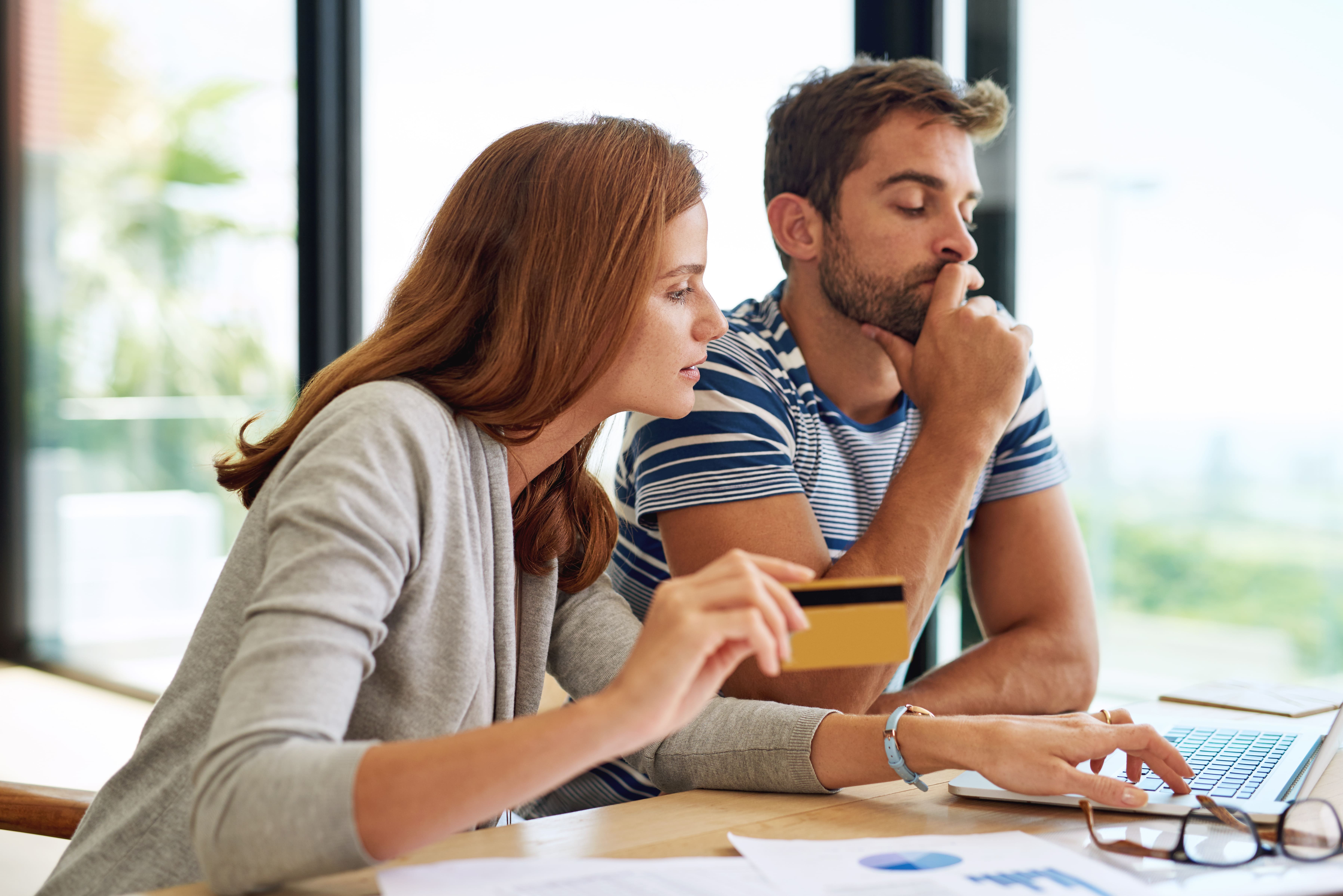 Estrategias efectivas para manejar deudas y evitar intereses altos