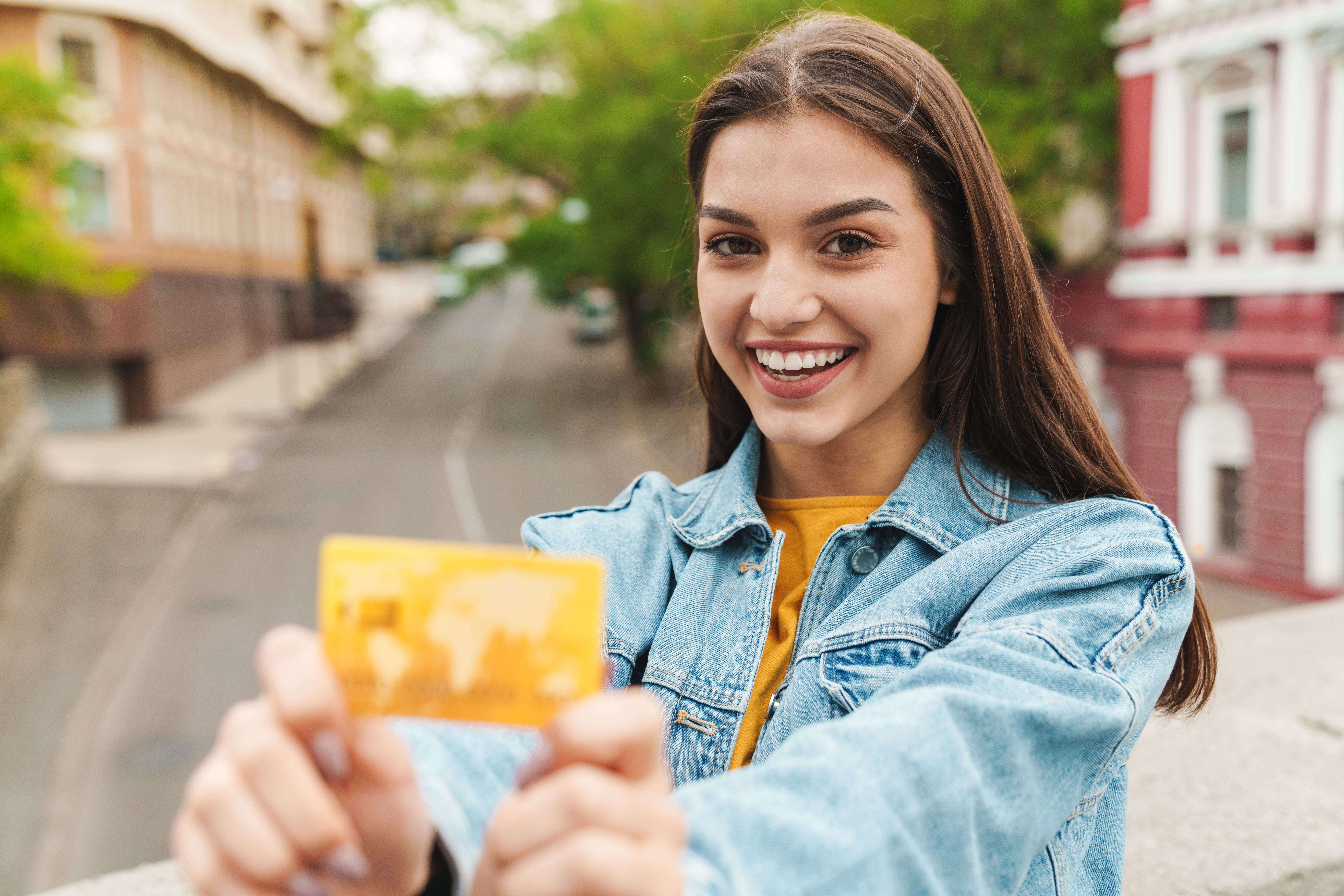 ¿Primer crédito sin miedo? Mejores tarjetas para empezar con buen pie