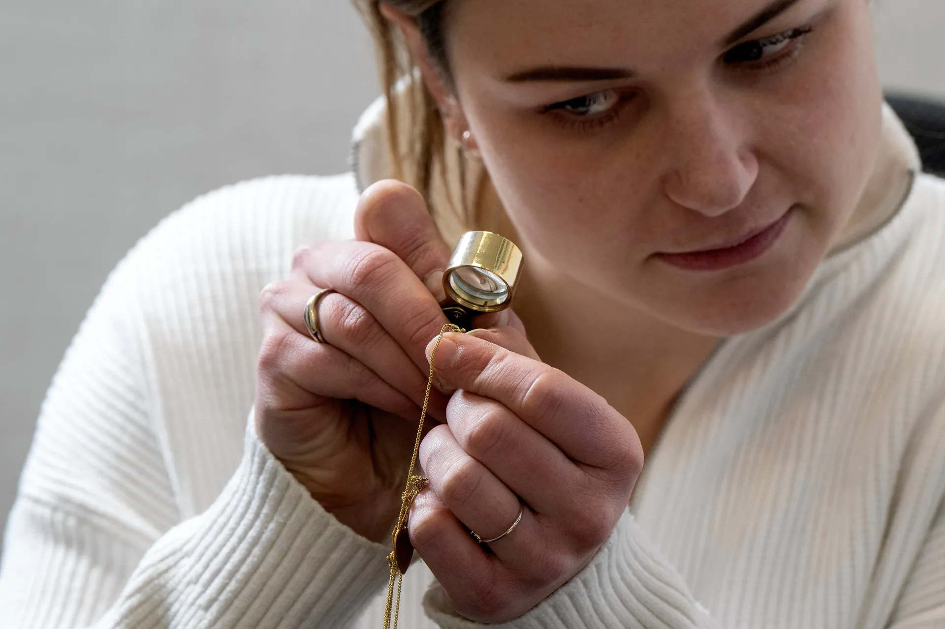 Goud taxeren met een loep