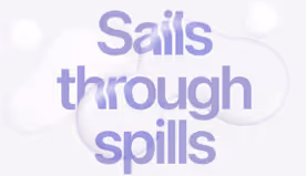 Violetter Text 'Sails through spills' vor verschwommenen, weißen Blasen auf hellem Hintergrund.