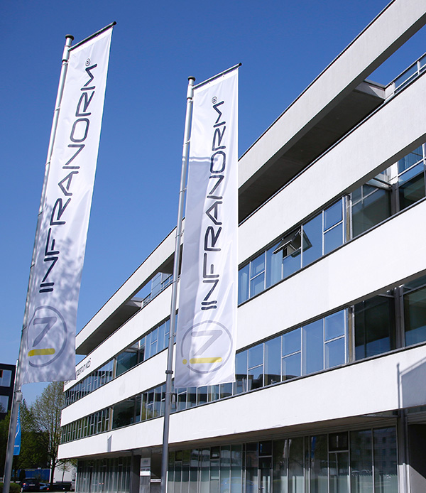 Das Firmengebäude von Infranorm von unten. 