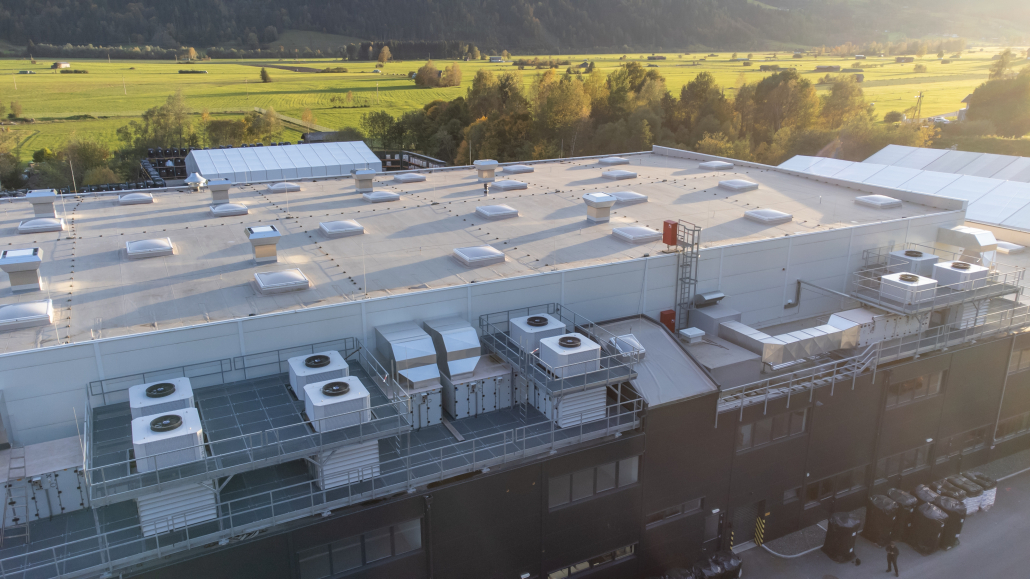 Sustainable Hall Conditioning im neuen Produktionsgebäude von Senoplast