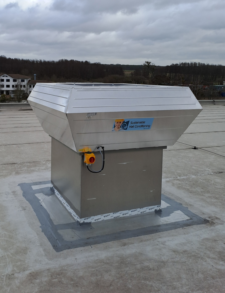 Abluftventilator auf dem Hallendach zur effizienten Kühlung der Produktionshalle