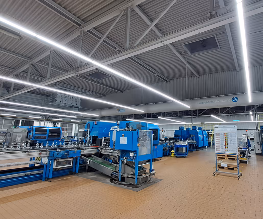 Textile supply hose system for draft-free and uniform air distribution