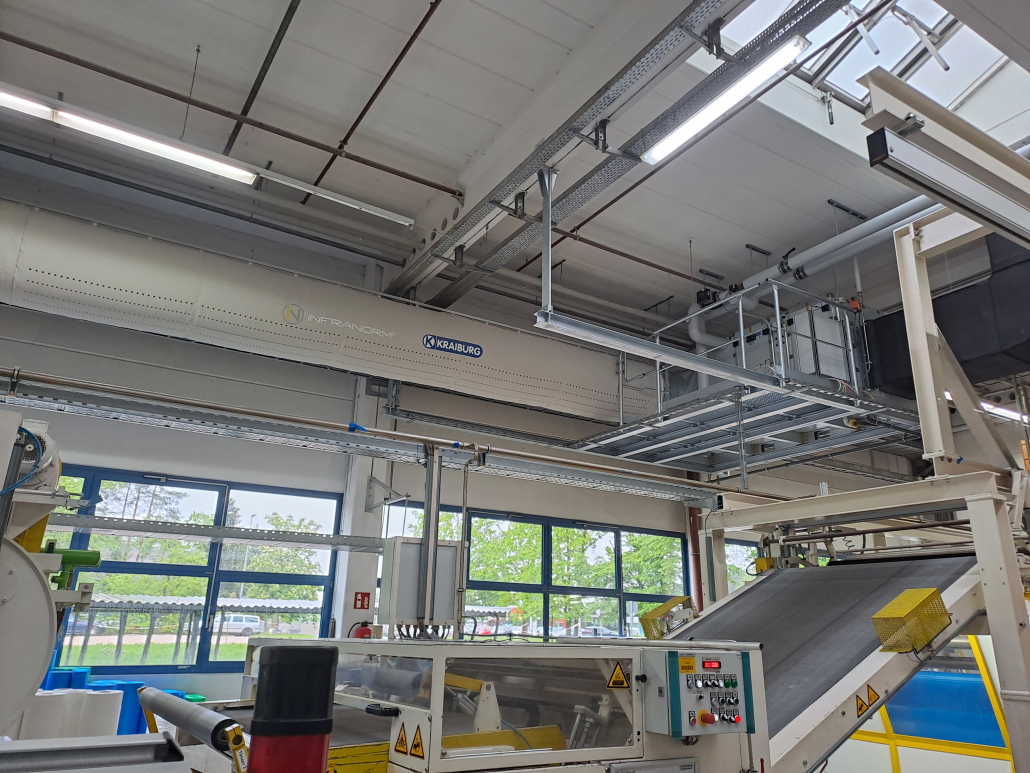 Produktionshalle mit installiertem All-in-One-Lüftungssystem zur gleichmäßigen Temperierung