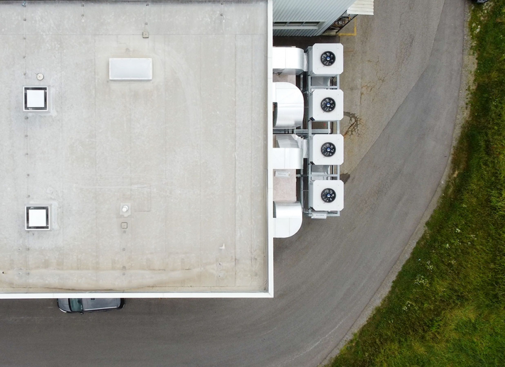 Draufsicht auf Sustainable Hall Conditioning Anlage mit adiabater Kühlung