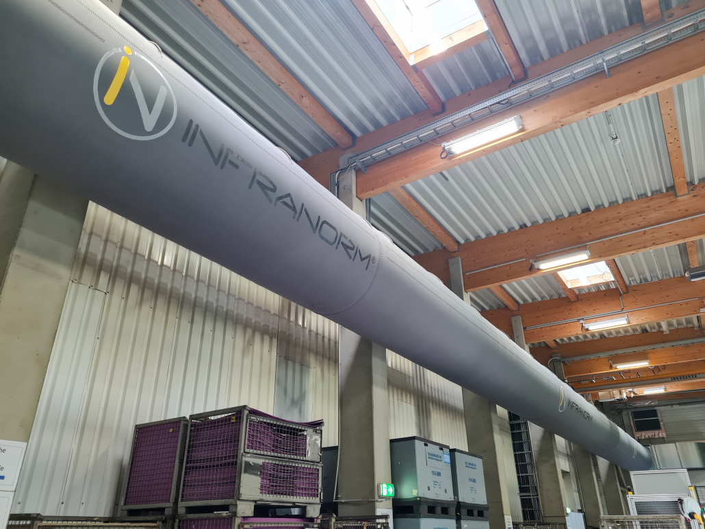 Textilluftauslass mit Laserperforierung für gleichmäßige Luftverteilung in Industriehalle