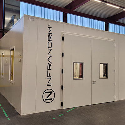 Arbeitsplatz mit Frischluftzufuhr und Kühlungssystem