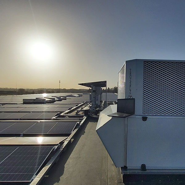 Industriehalle mit Photovoltaikanlage und adiabatem Kühlsystem