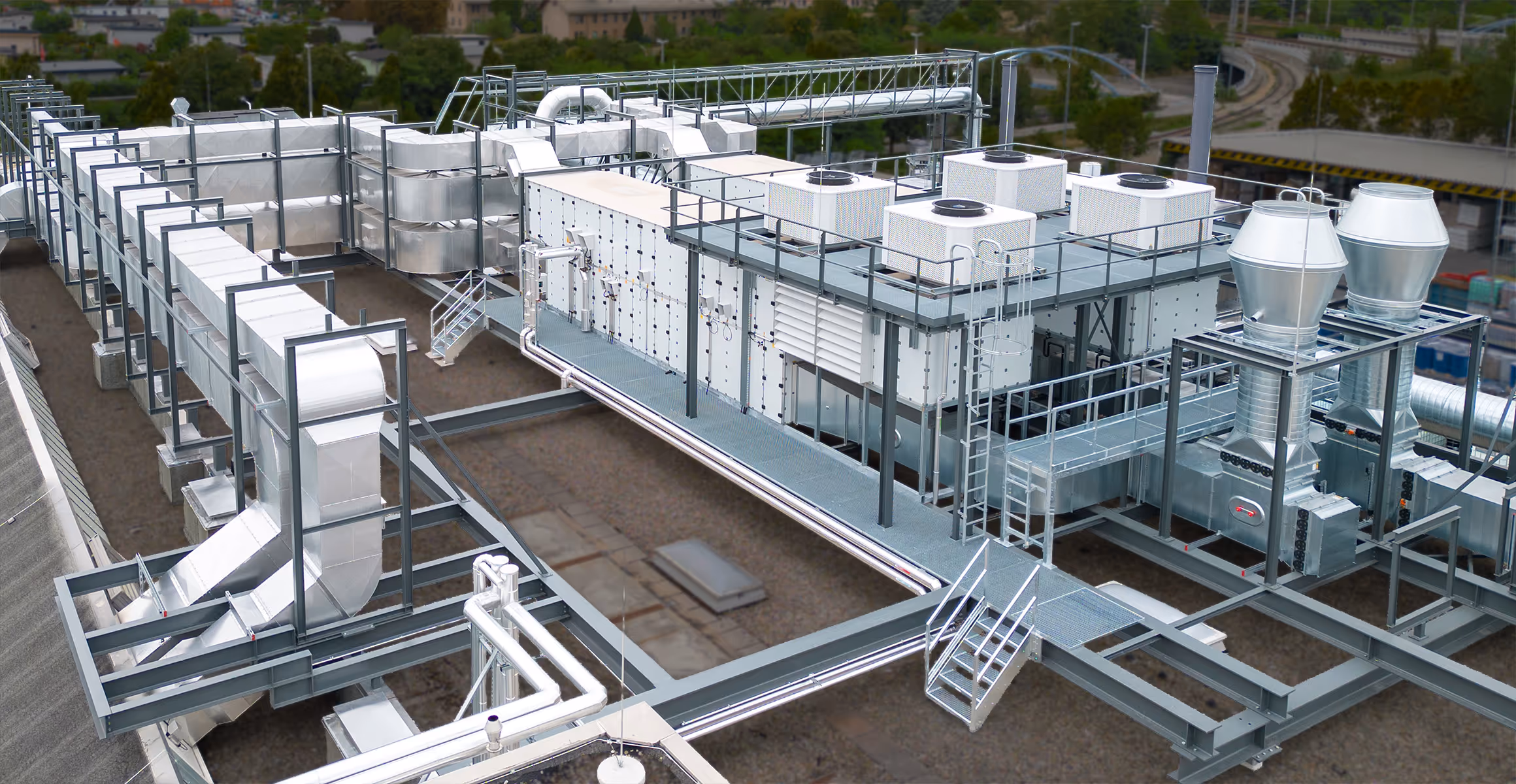 Eine Sustainable Hall Conditioning Anlage auf einer Industriehalle