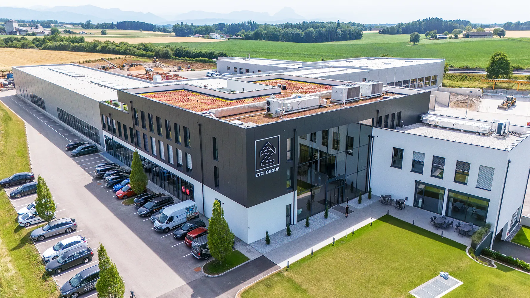 Die Prozesslufttechnik-Anlage der ETZI-Group ist eine hochmoderne Absaug- und Filterlösung mit bis zu 42.500 m³/h Luftleistung und 100 % Umluftbetrieb, die für saubere Luft, maximale Energieeffizienz und nachhaltige Ziegelfertigteile-Produktion sorgt.
