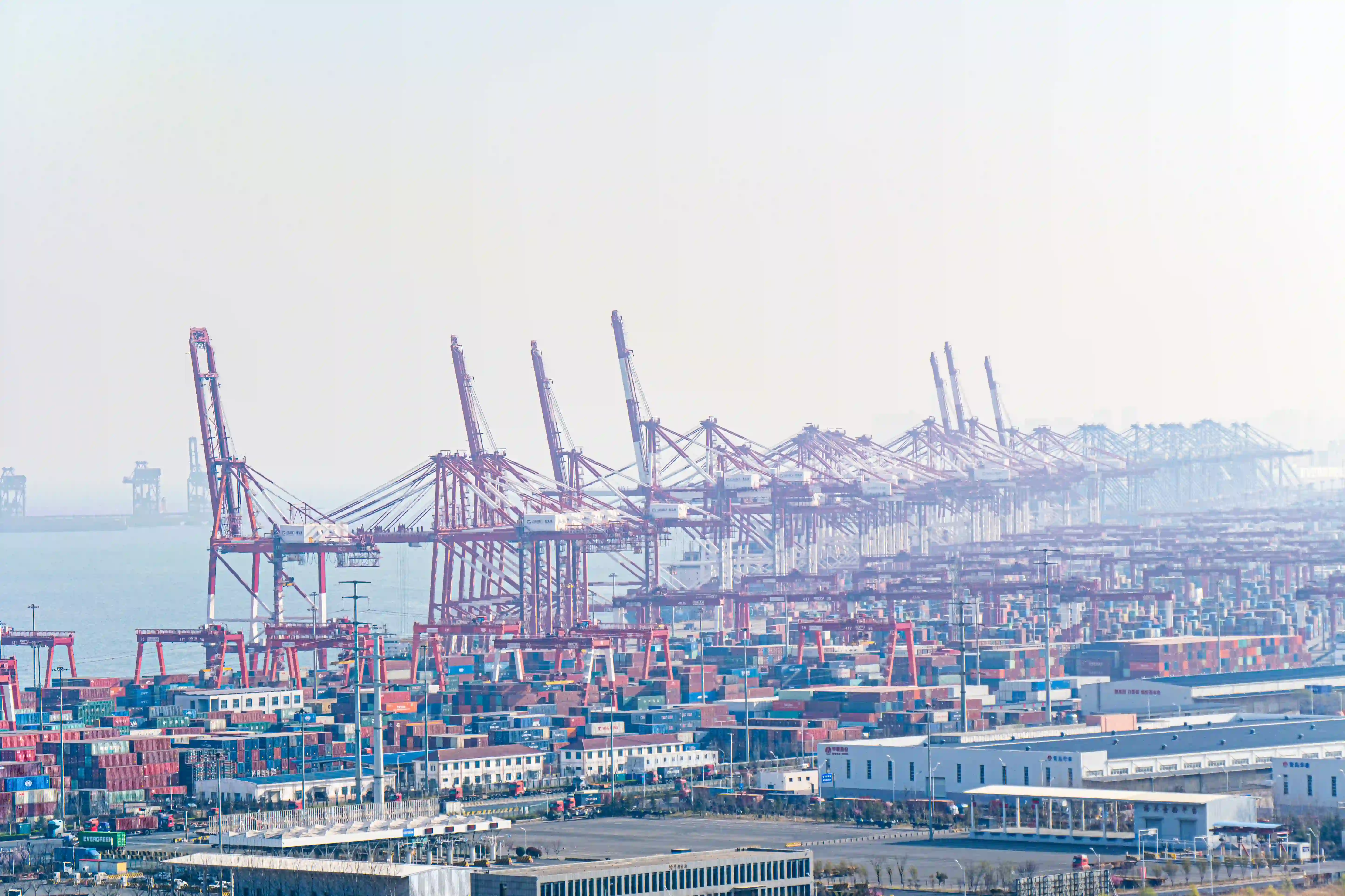 Sourcing directo de fábrica en China y logística internacional puerta a puerta hacia Chile