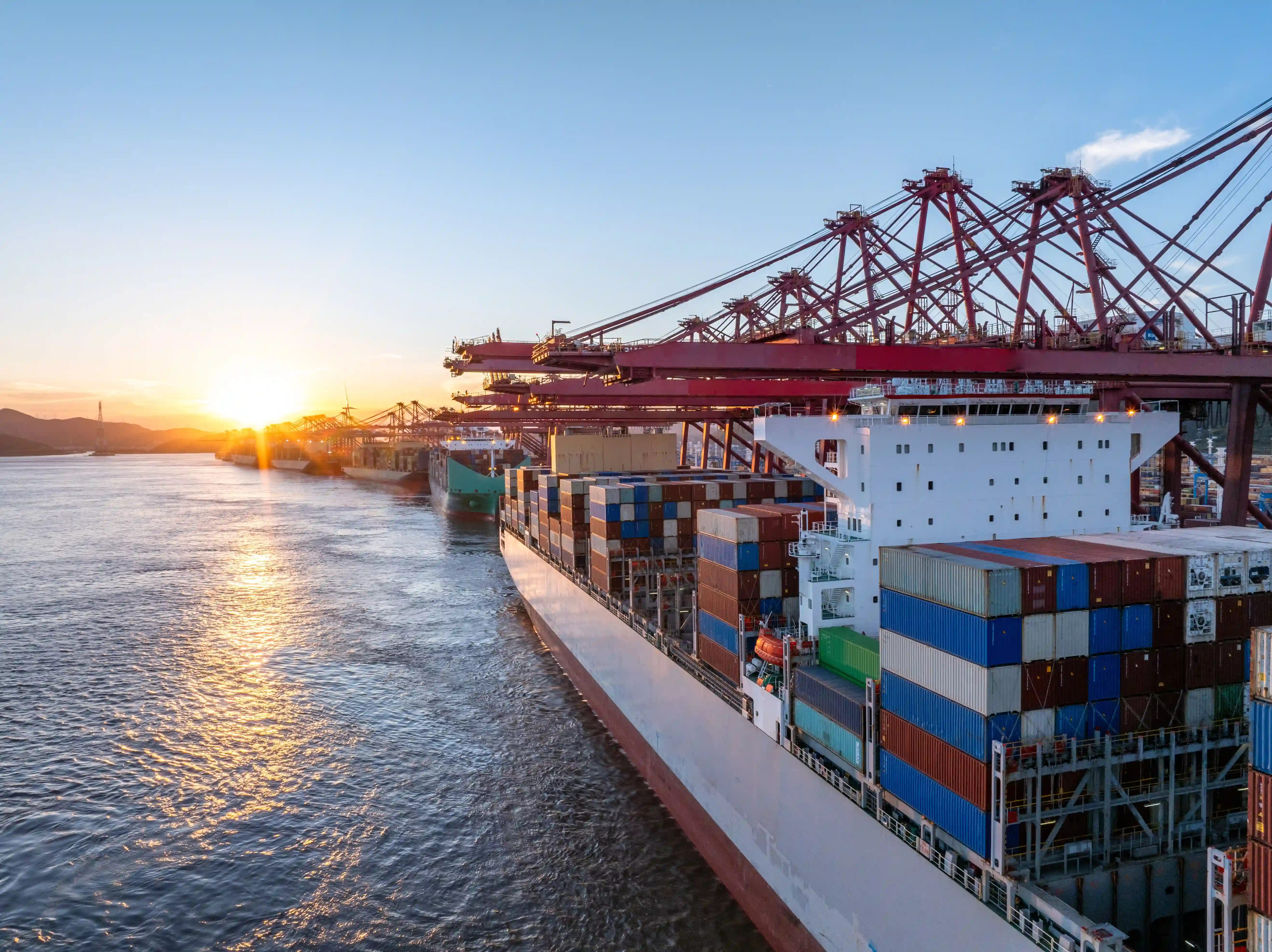 Sourcing directo de fábrica en China y logística internacional puerta a puerta hacia Perú