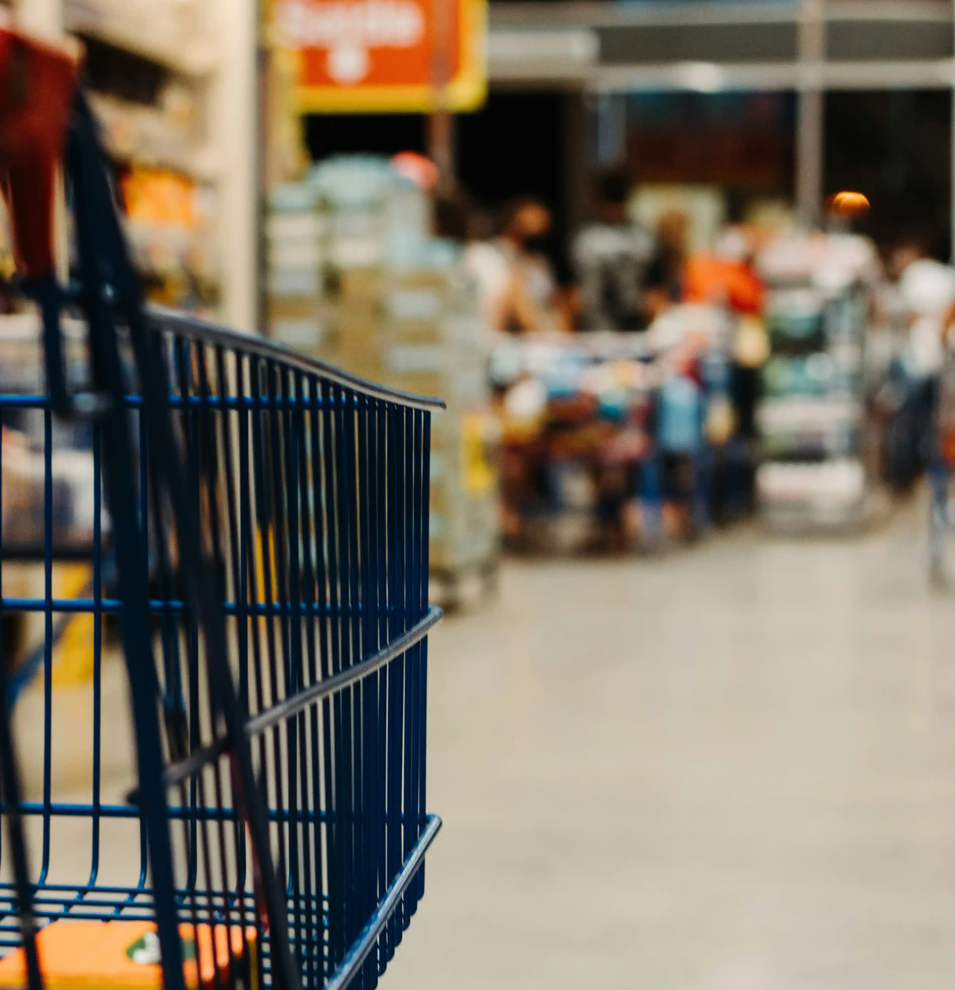 Supermercado abastecido mediante importación directa desde fábricas en China hacia México.