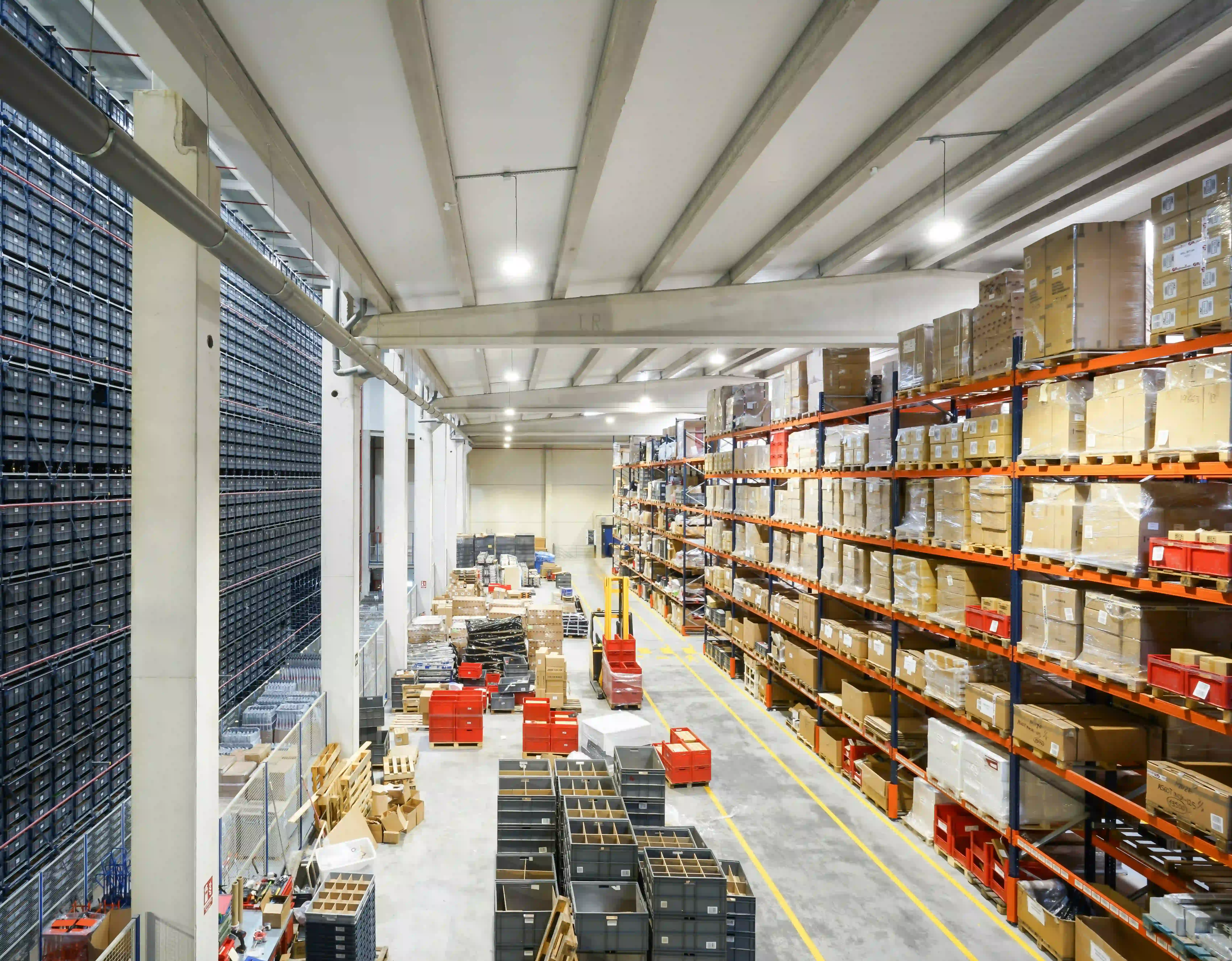 Almacén logístico con productos organizados para importación desde China