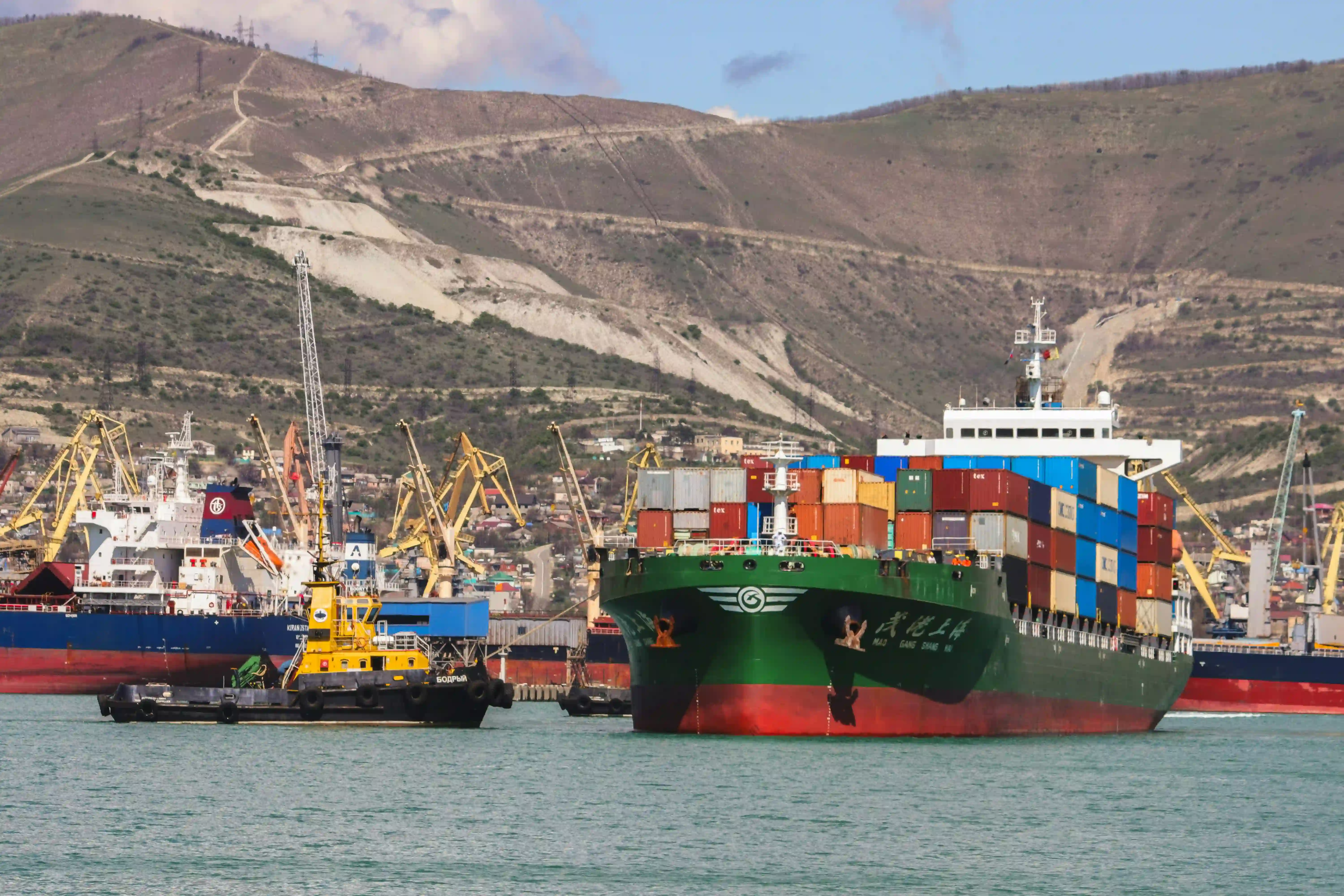 Buque portacontenedores en puerto comercial operando rutas de importación desde China hacia América Latina