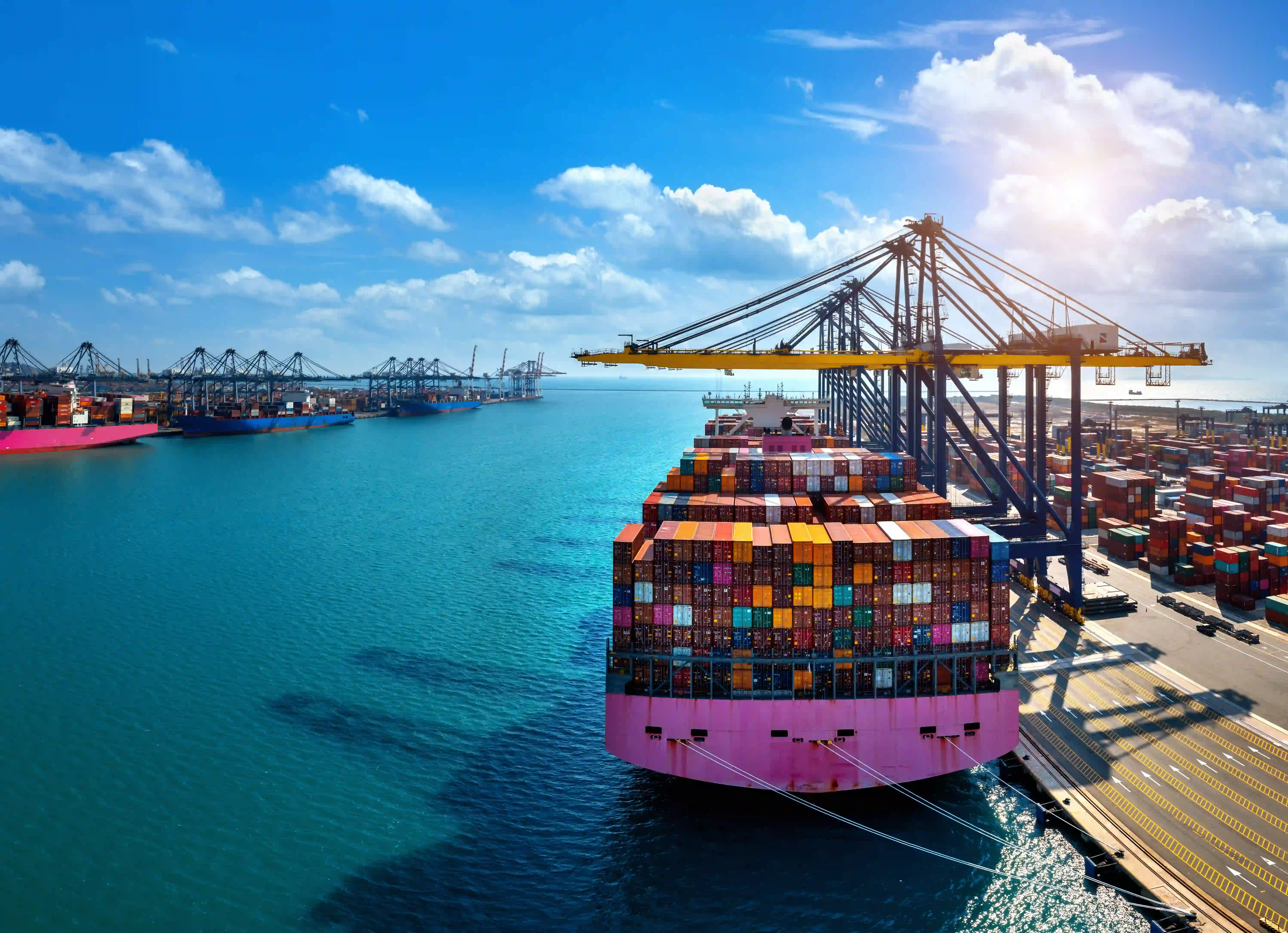 Buque portacontenedores en puerto comercial operando rutas de importación desde China hacia América Latina