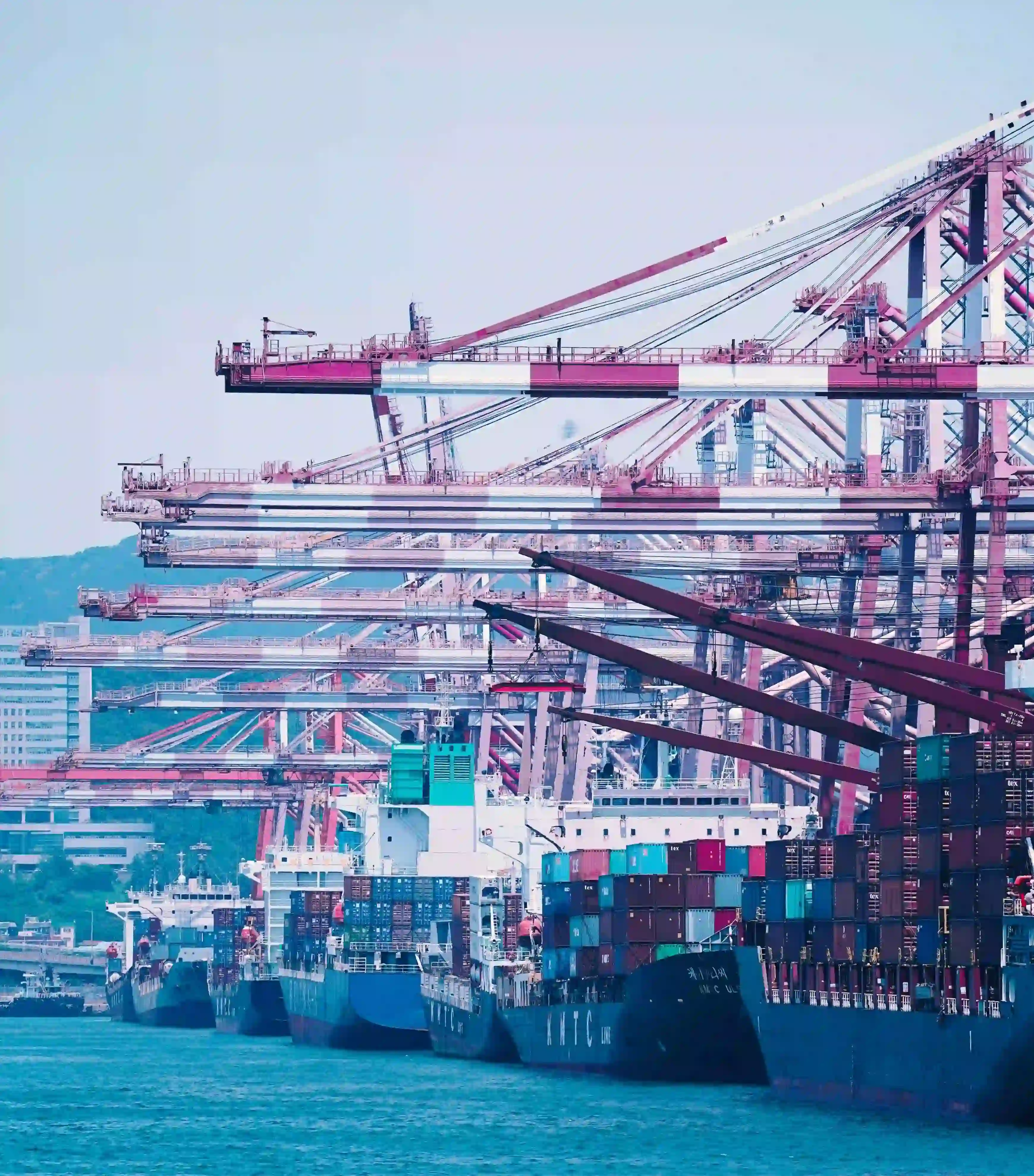 Transporte marítimo de contenedores desde China hacia Colombia como parte de una cadena de suministro internacional.