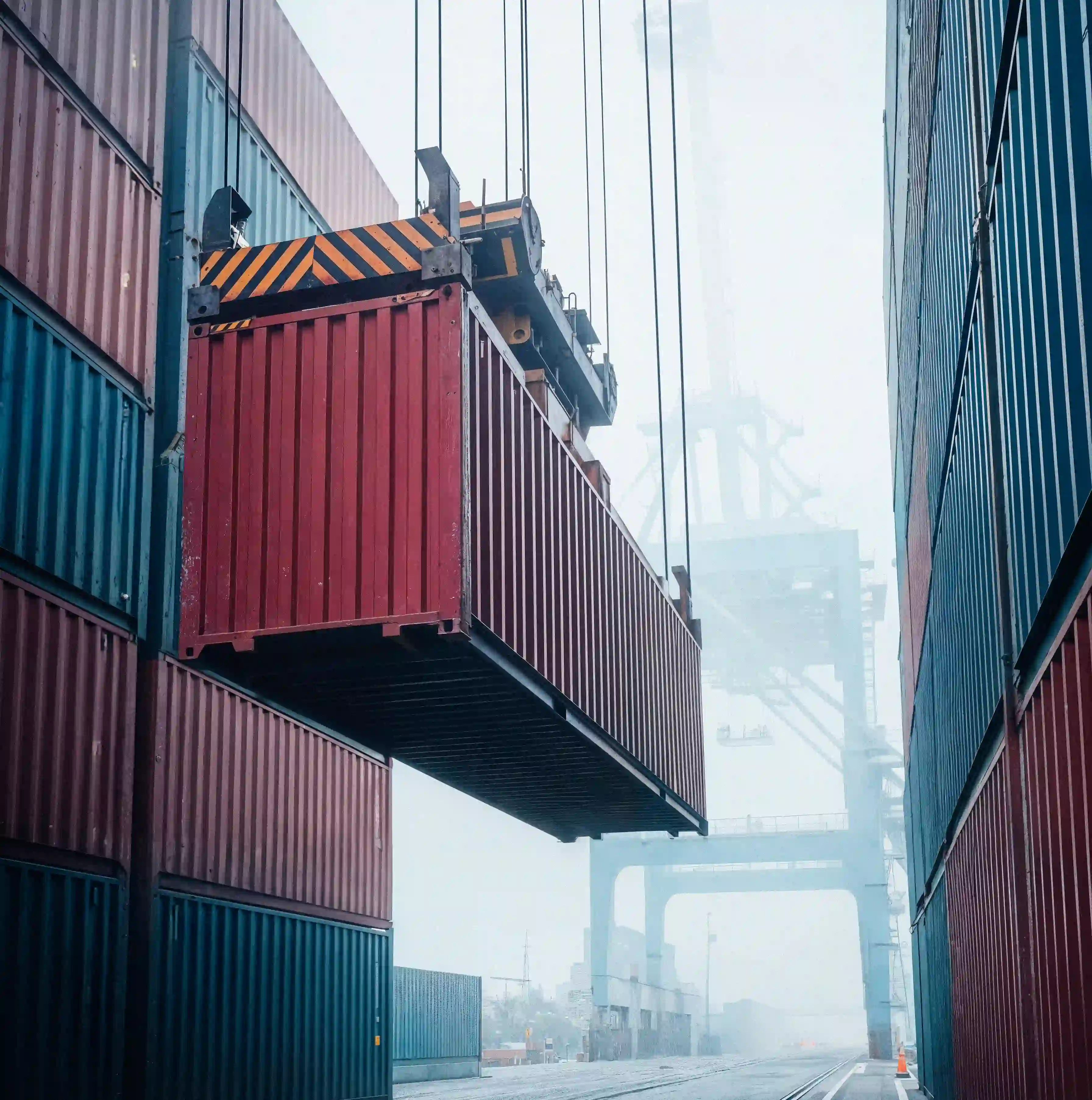 Buque portacontenedores transportando mercancía como parte de una operación de importación desde China hacia Colombia.