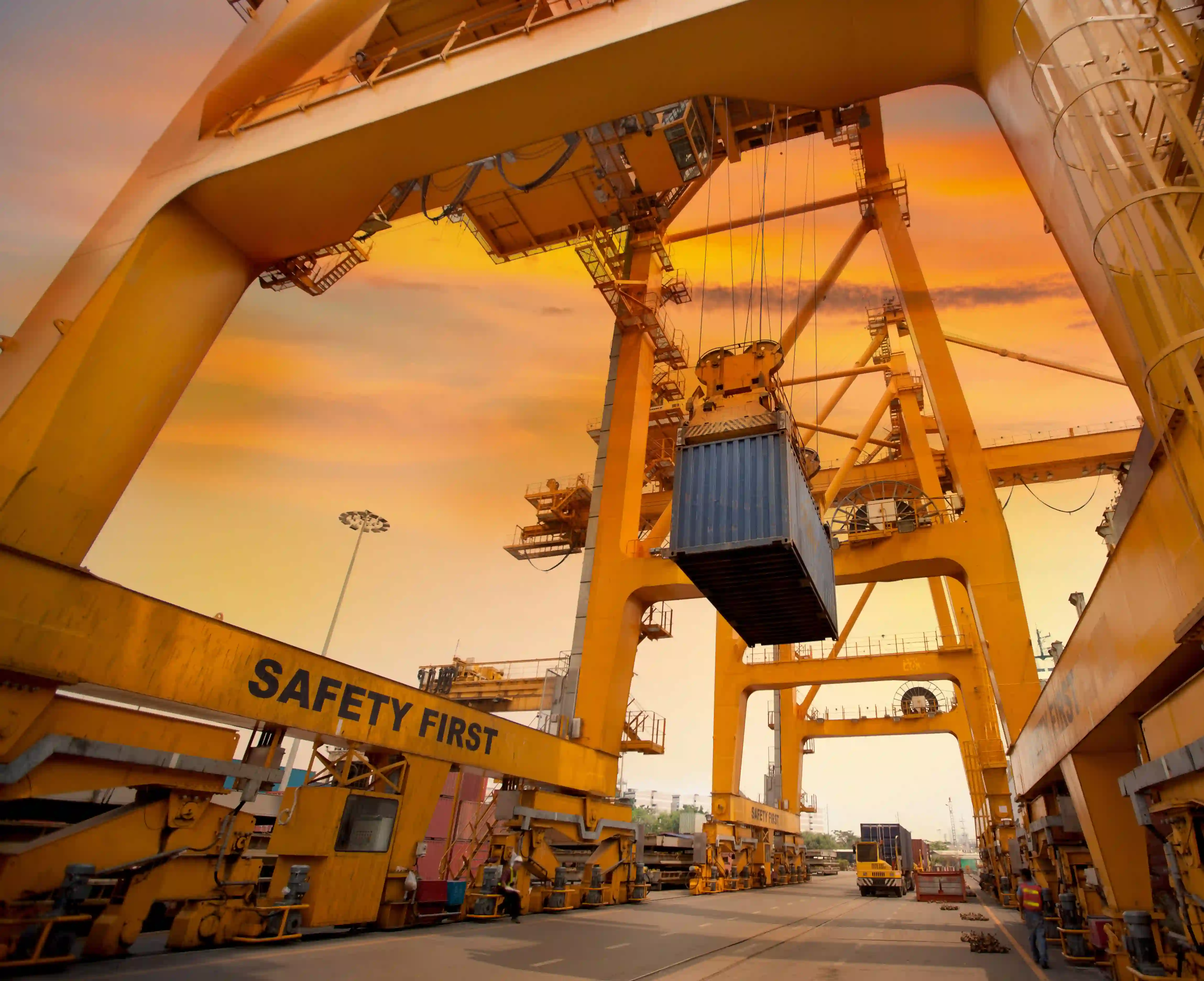 Reunión con proveedor en China revisando muestras de producto para importación