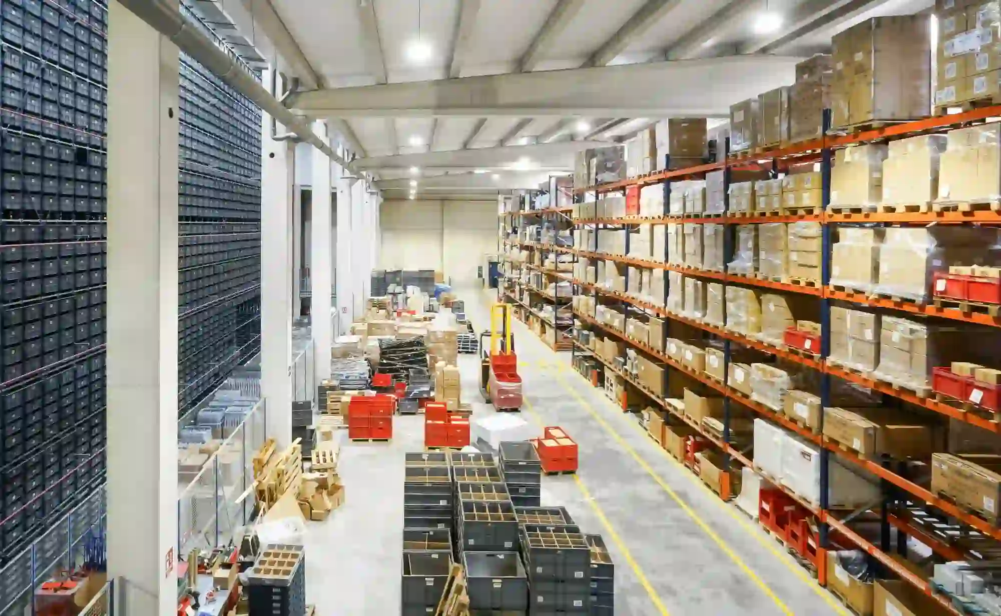 Almacén logístico con productos organizados para importación desde China
