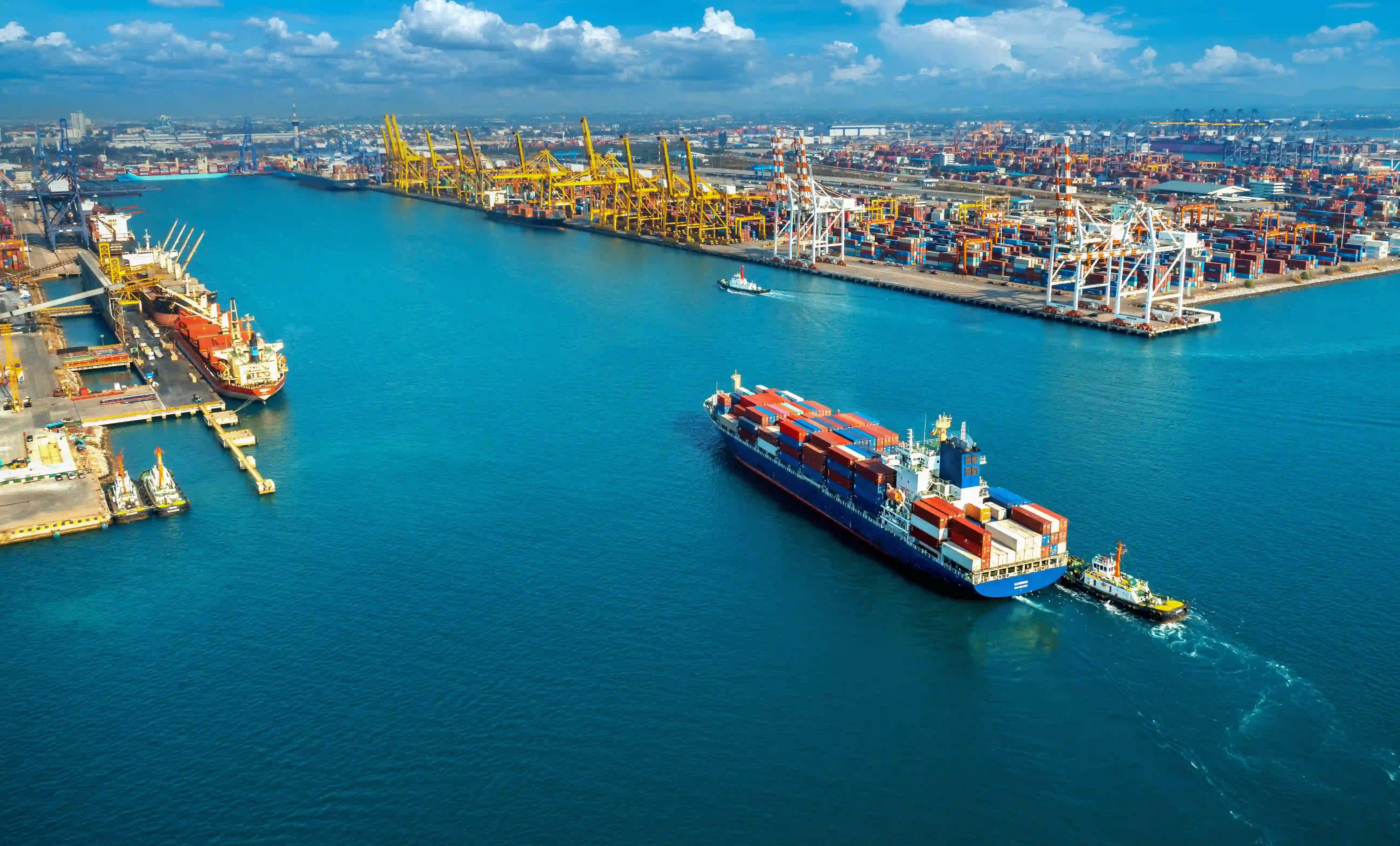 Operación logística con buque de contenedores en puerto chino para importadores y distribuidores