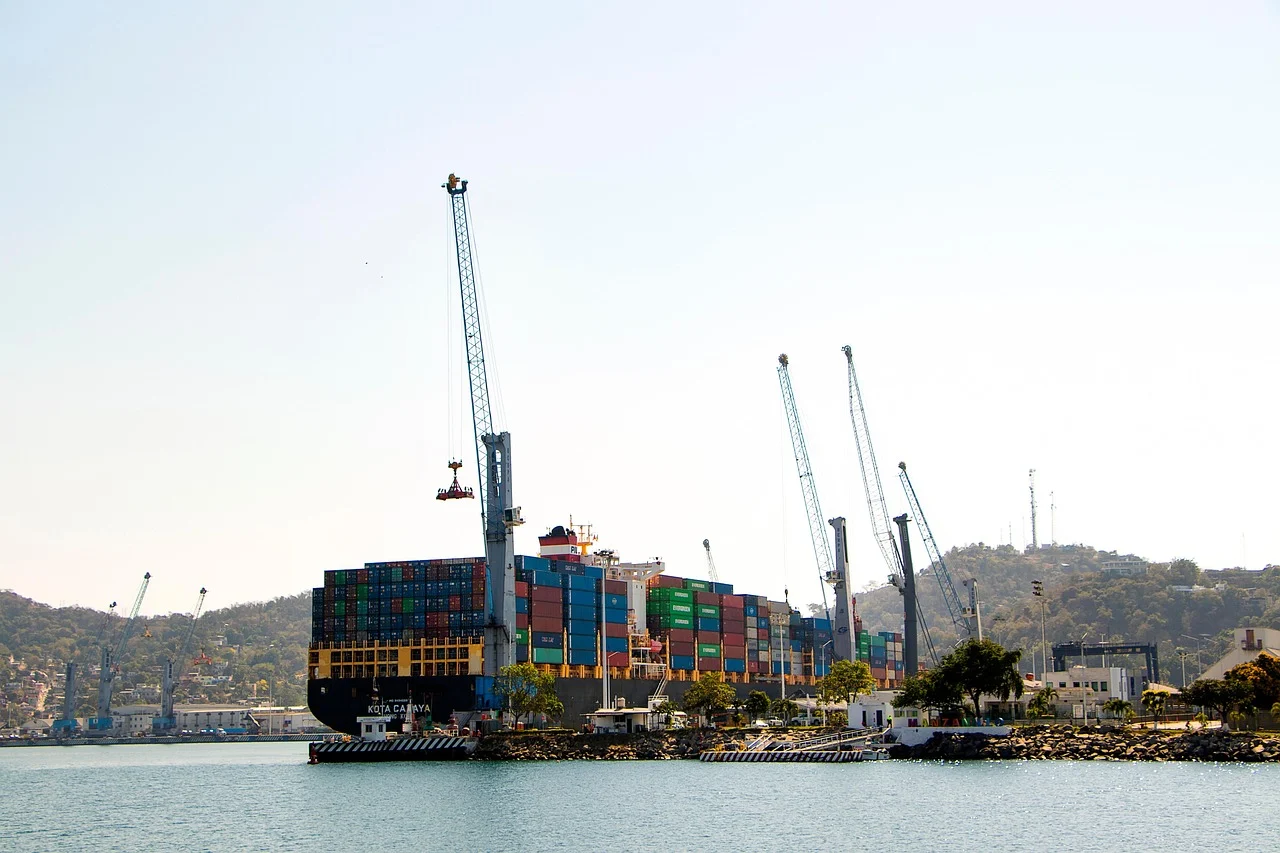 Operación logística con buque de contenedores en puerto chino para importadores y distribuidores