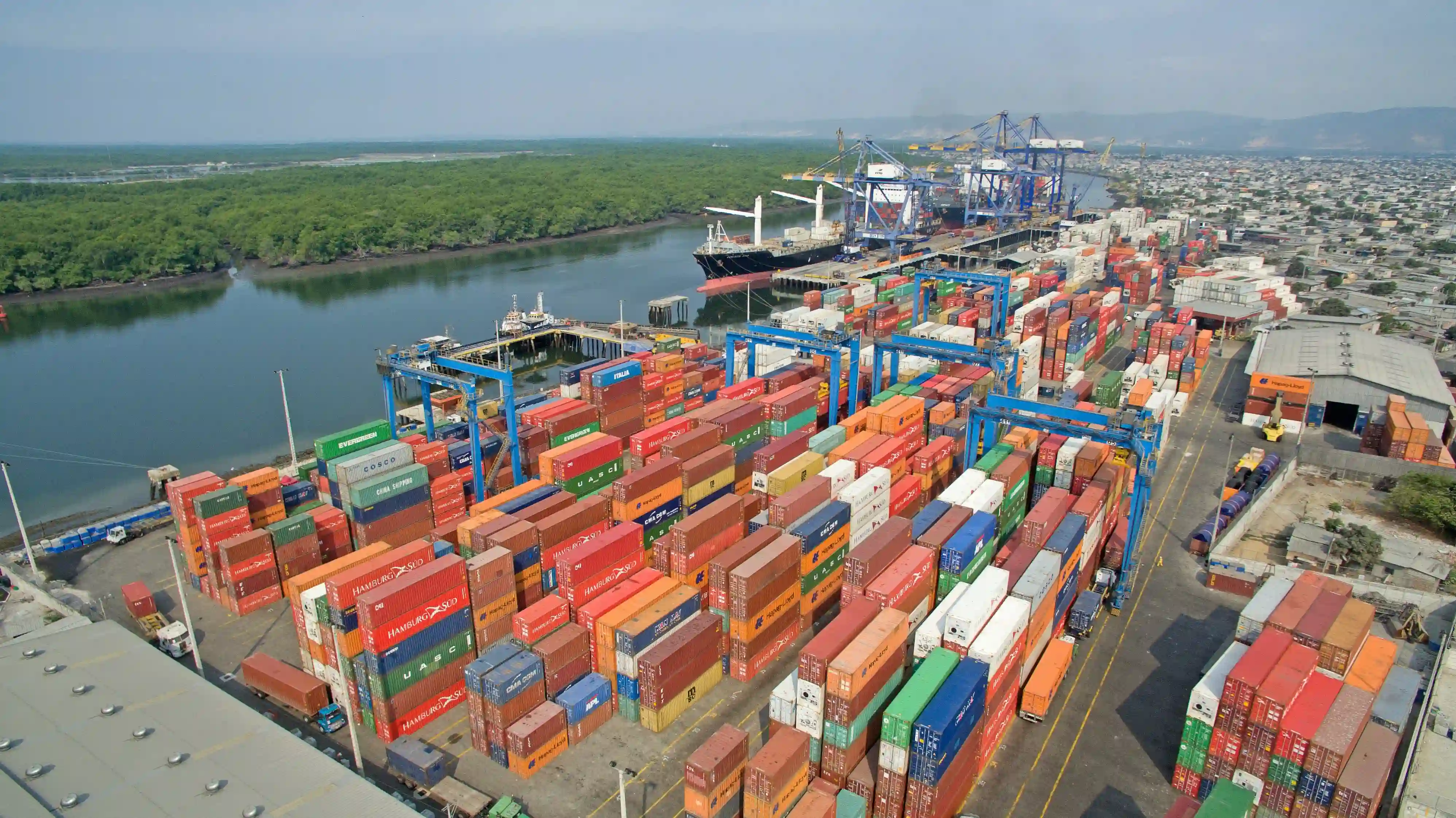 Operación logística con buque de contenedores en puerto chino para importadores y distribuidores