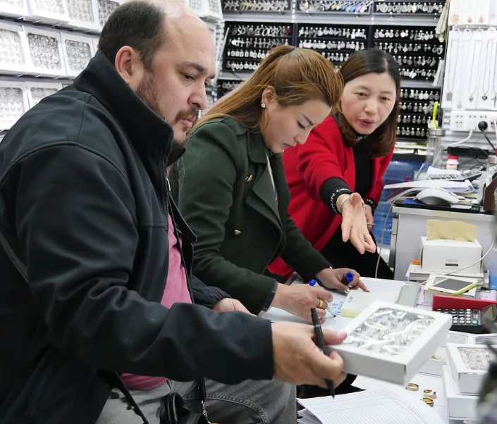 Buque portacontenedores en ruta desde China como parte de un modelo de importación estructurado hacia América Latina.