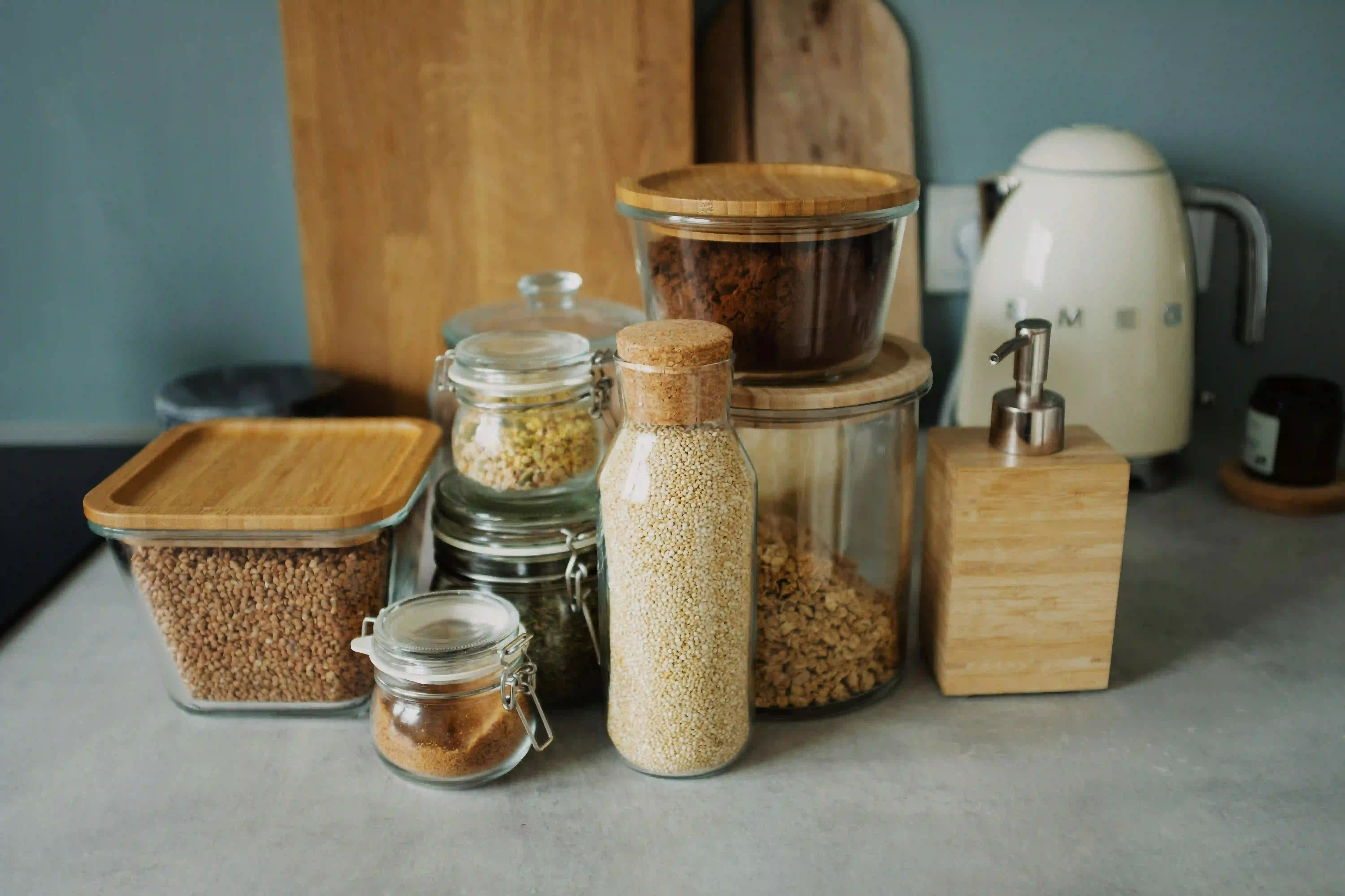 Buque portacontenedores en ruta desde China como parte de un modelo de importación estructurado hacia América Latina.