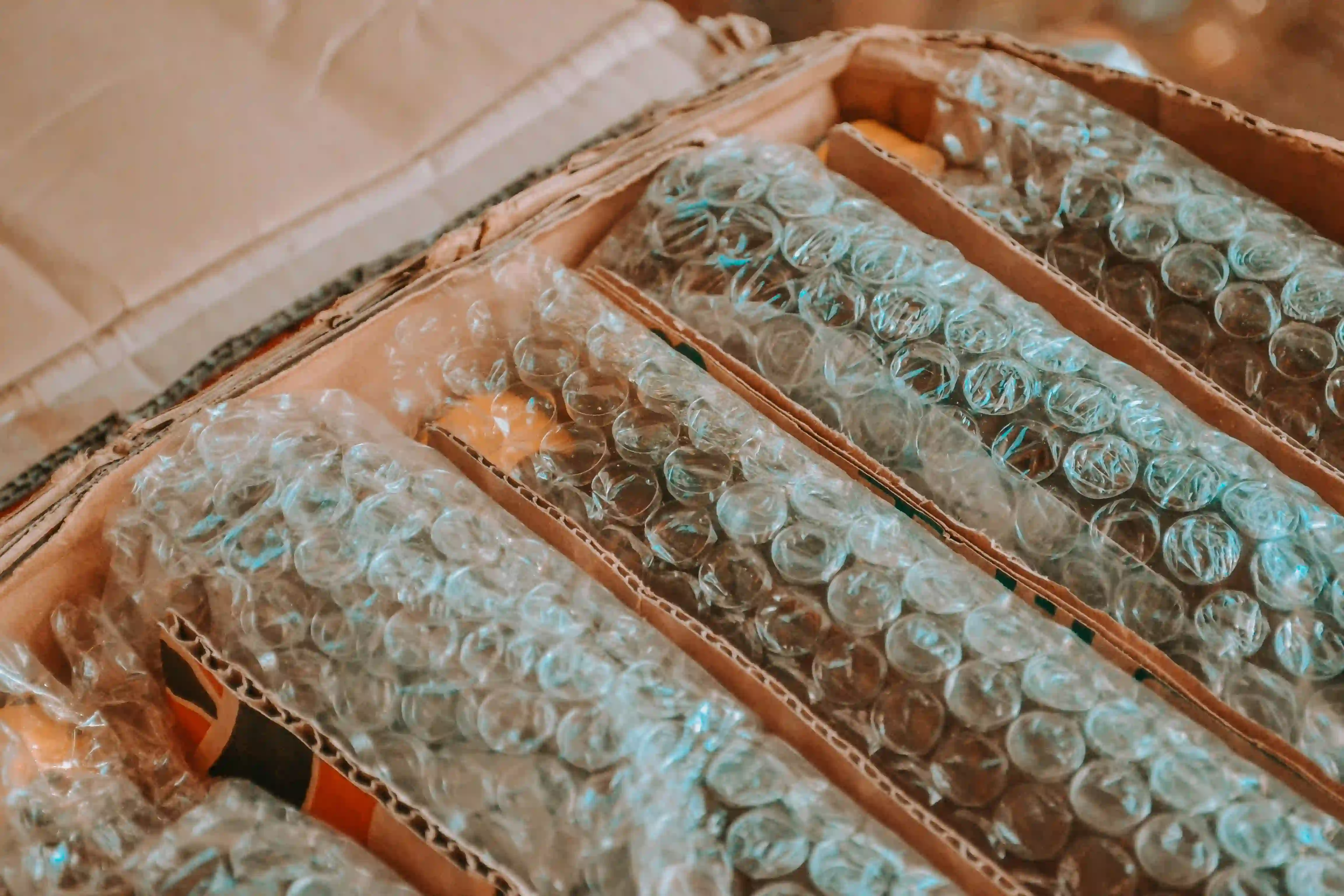 Buque portacontenedores en ruta desde China como parte de un modelo de importación estructurado hacia América Latina.