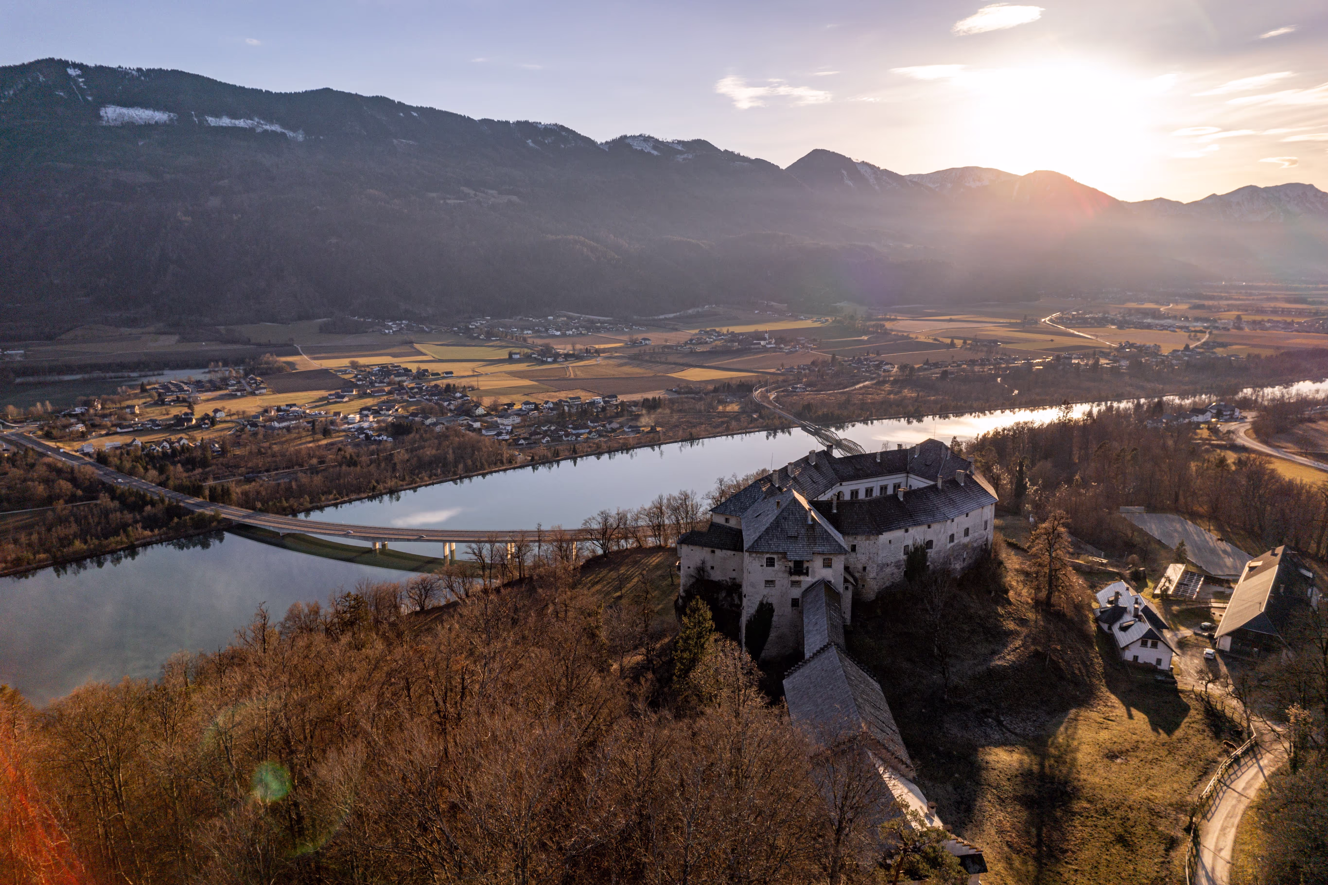 Hollenburg von Oben mit Blick auf die Drau