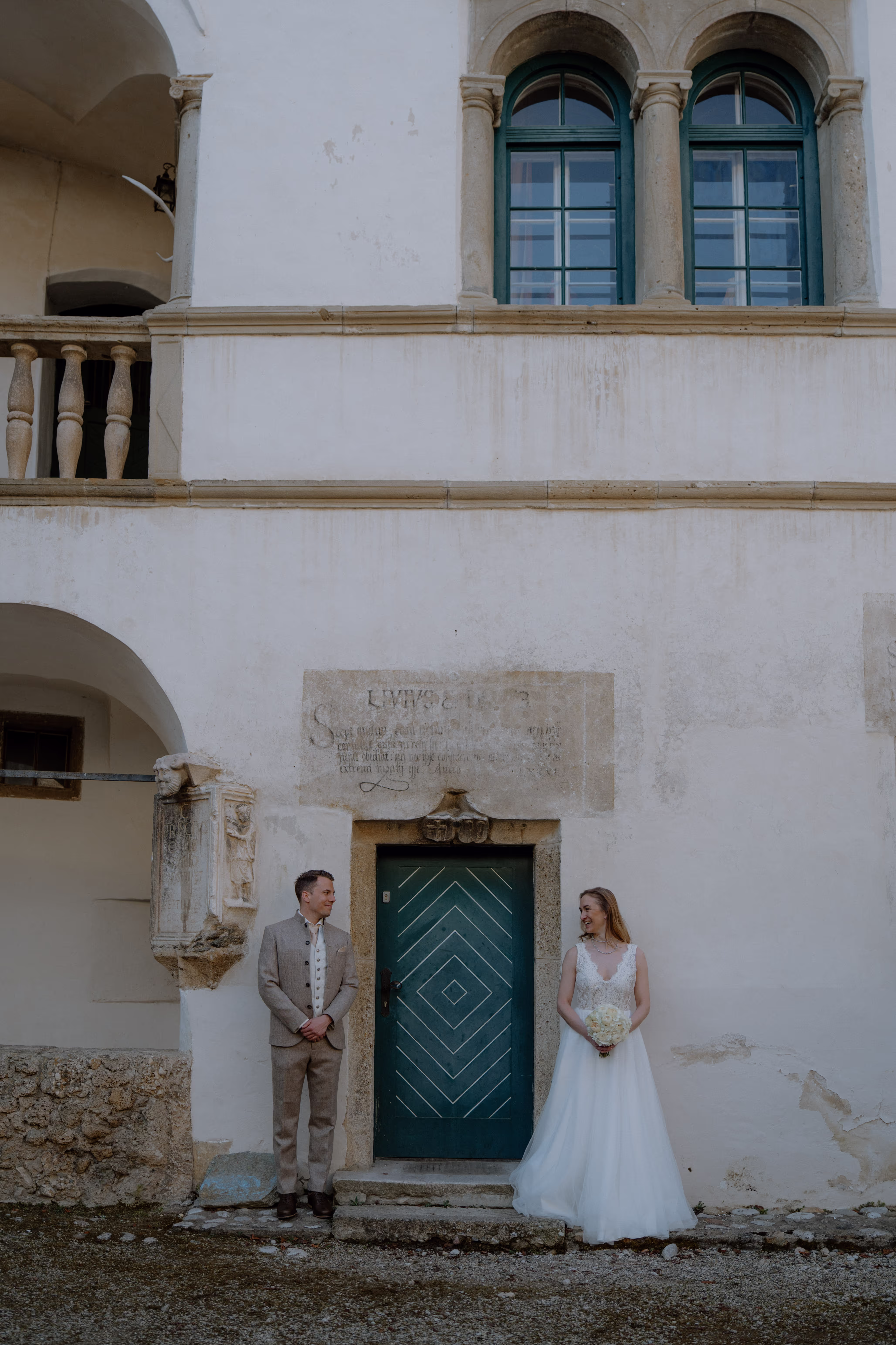 Heiraten in historischer Kulisse - Brautpaar im Hof der Hollenburg