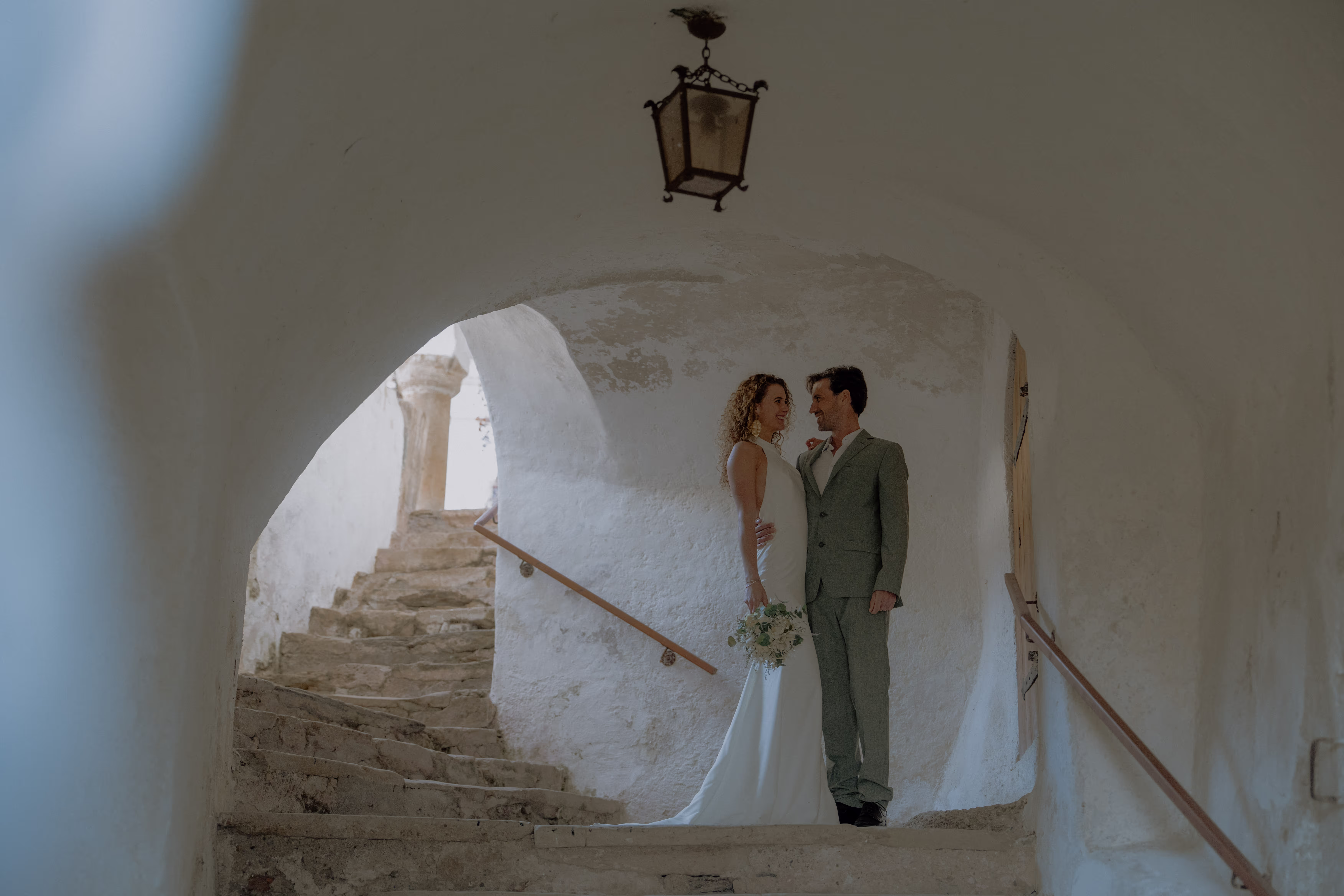Hochzeitspaar auf den Stiegen der Hollenburg