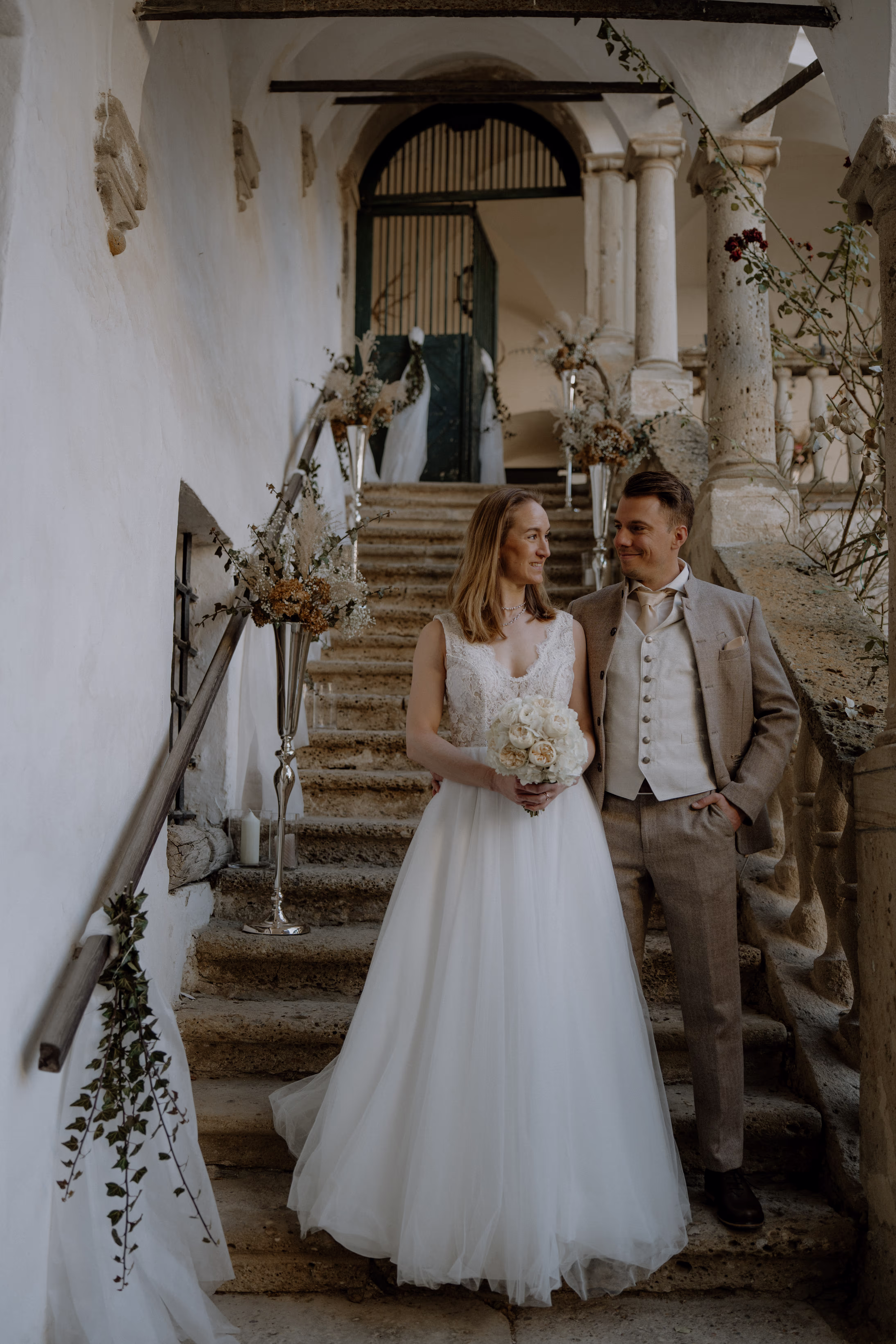 Hochzeitspaar auf romantischen Stiegen - Arkaden der Hollenburg