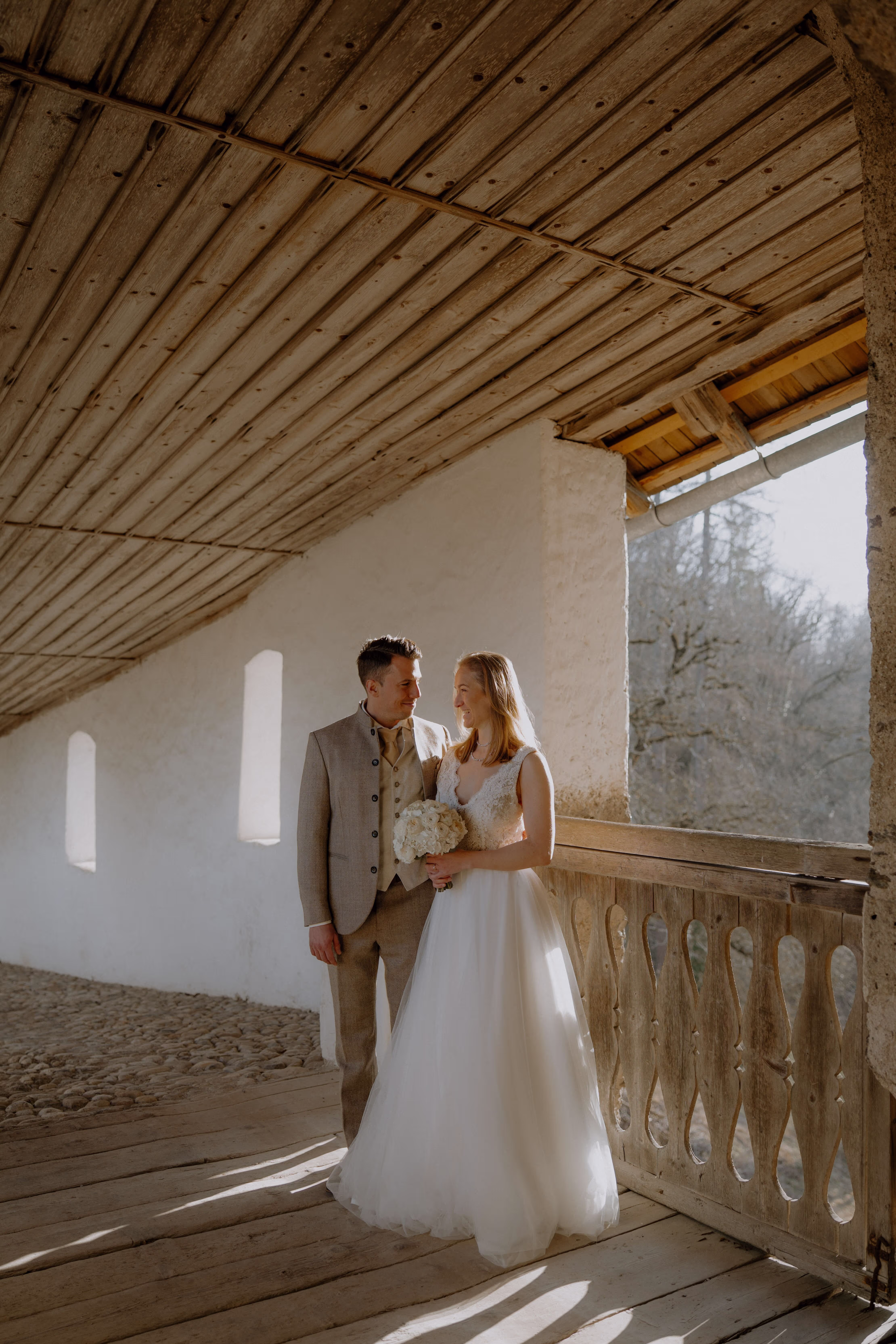 Hochzeitspaar auf der Loggia Hollenburg