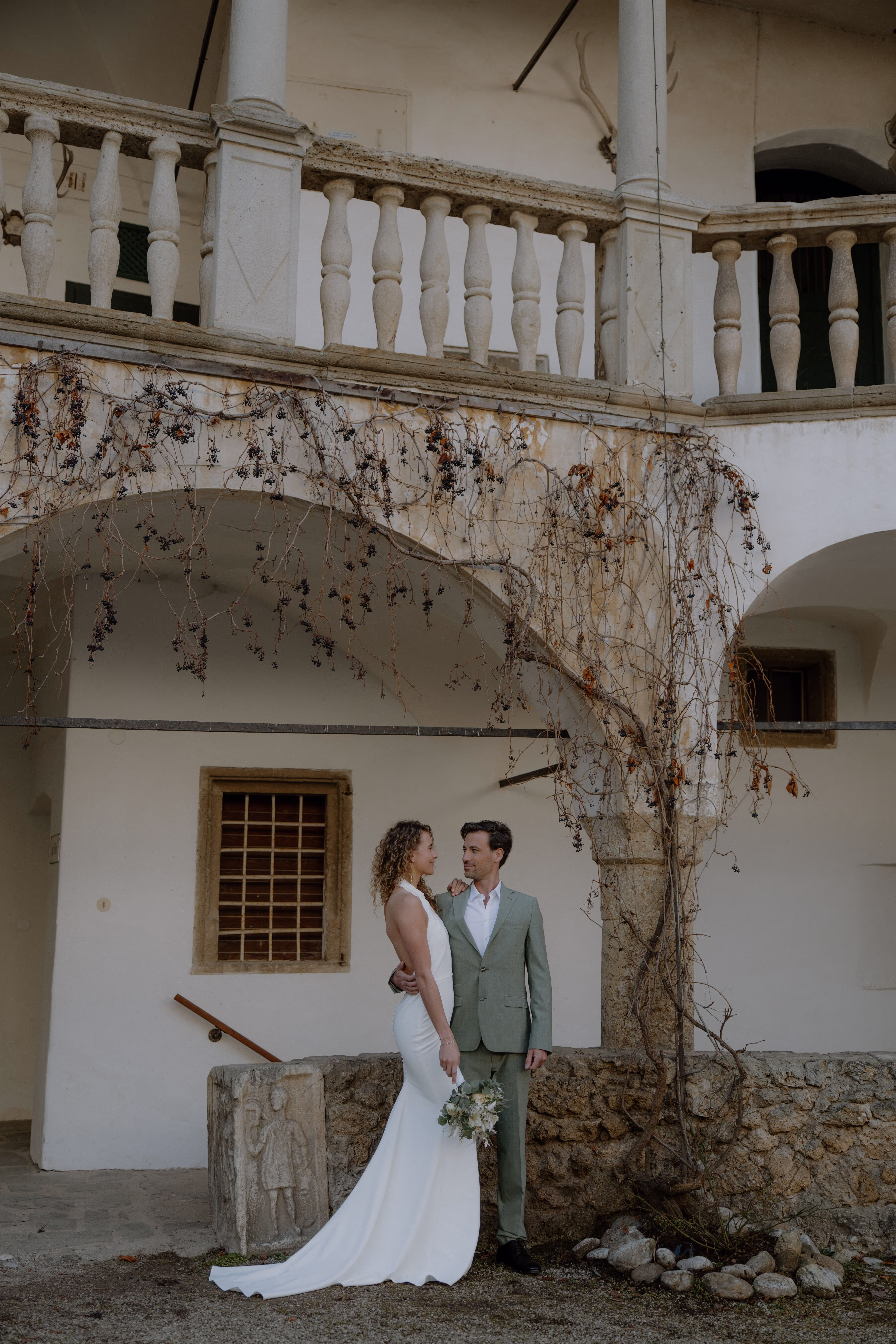 Hochzeitspaar unter den Arkaden der Hollenburg