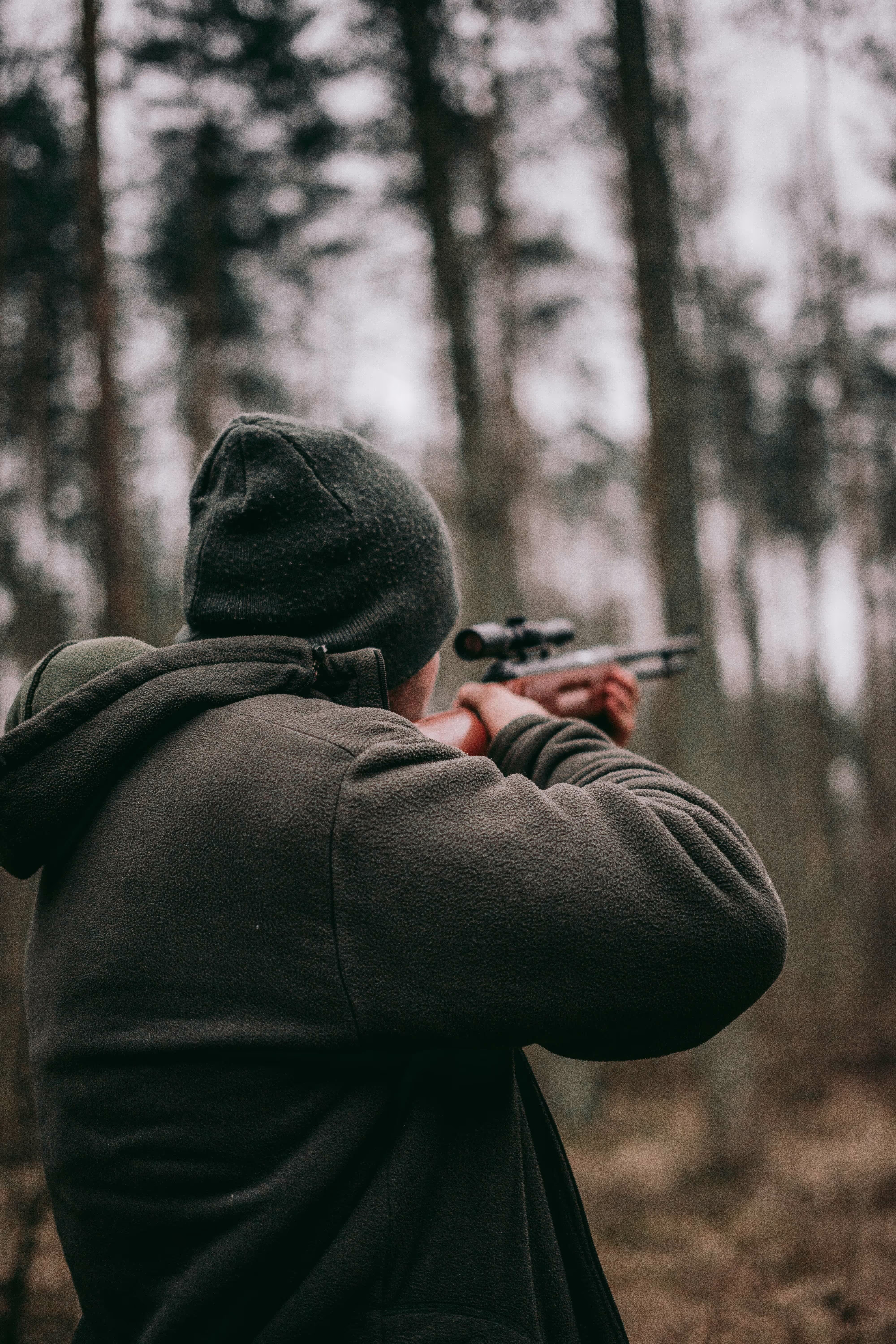Jäger im Forstgebiet Hollenburg